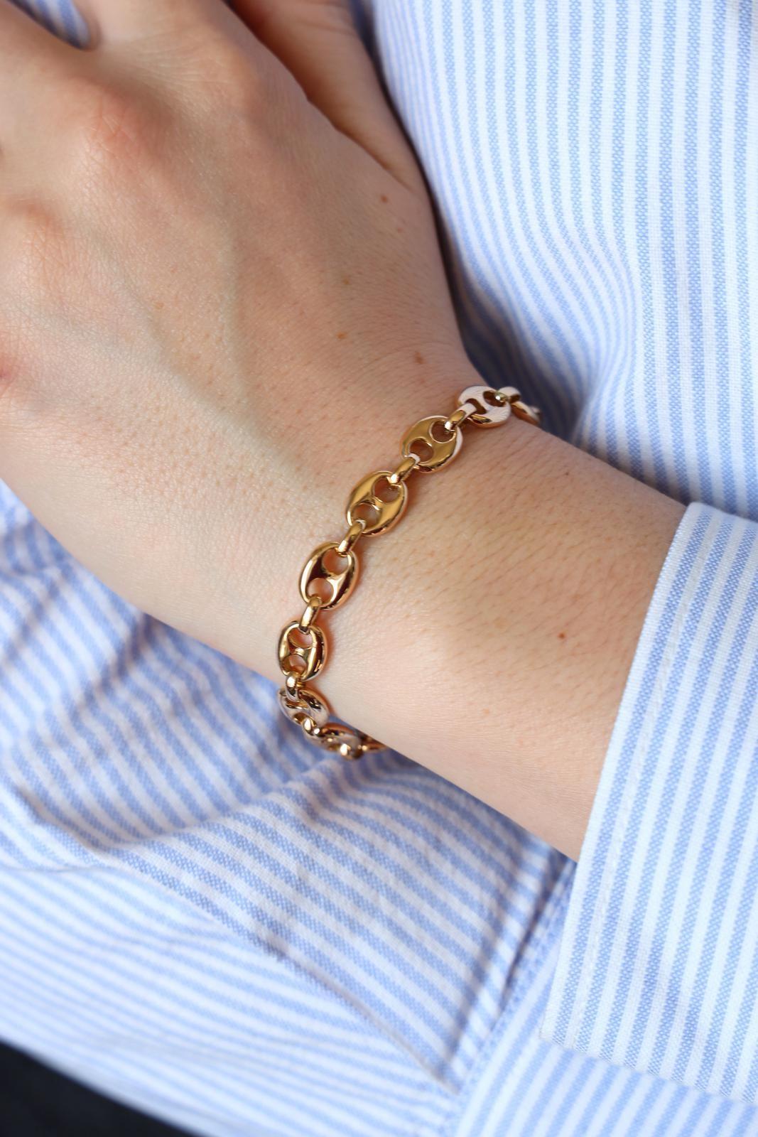 Bracelet in yellow gold 750 thousandths (18 carats). coffee bean mesh. length: 19 cm. width: 0.81 cm. total weight: 25.94 g. clasp with heigt of safety. eagle head hallmark. excellent condition