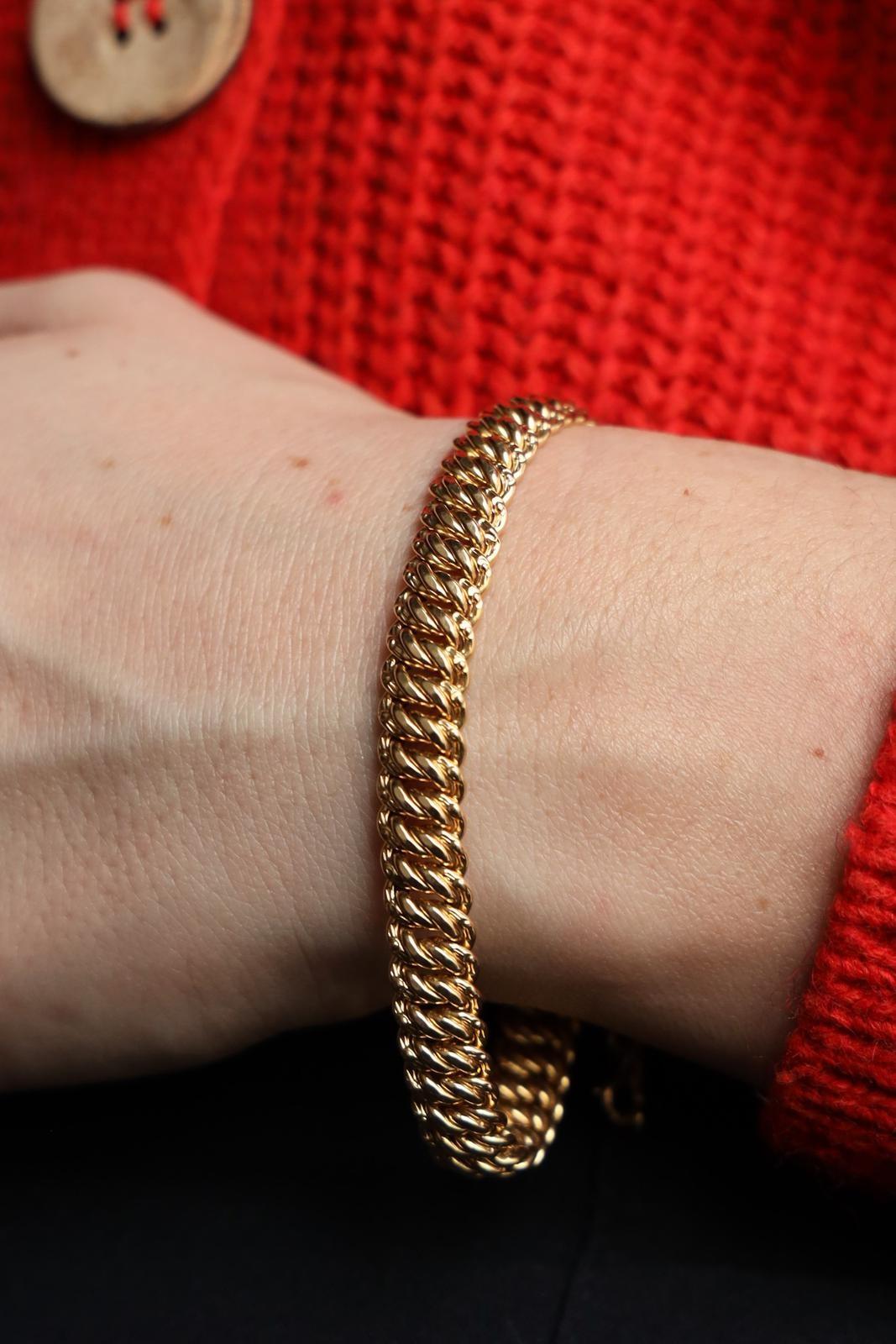 Bracelet or jaune 750 millièmes (18 carats). maille américaine. longueur : 18 cm. largeur : 0.80 cm. poids total : 19.77 g. fermoir avec huit de sécurité et chaîne de sécurité. poinçon tête d'aigle. excellent état