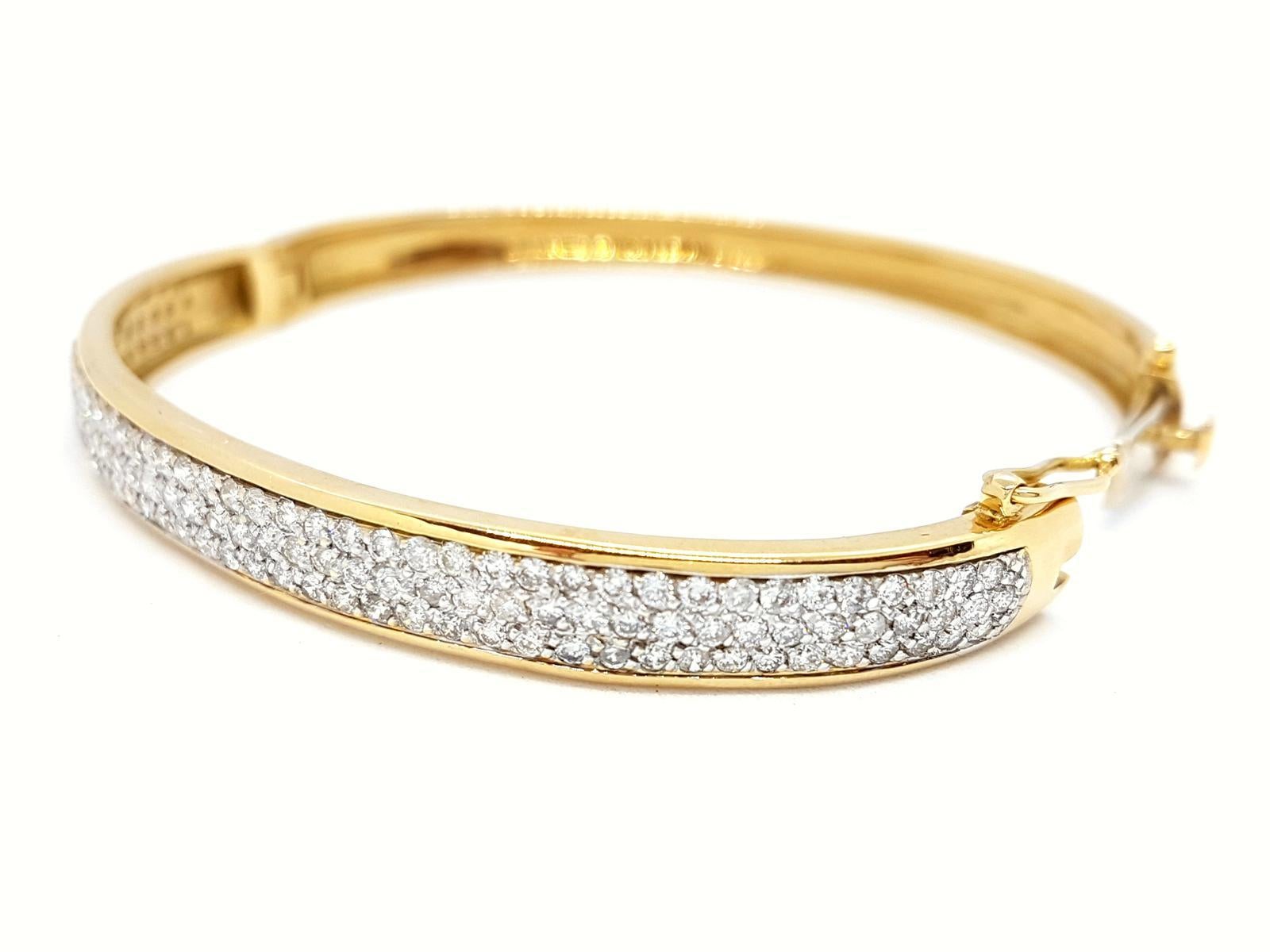 Beau bracelet Bracelet en or jaune 18K ouvrant. pavé 133 diamants taille brillant. pour environ 1,33 ct poids total : 20,69 g. taille : 19 cm. largeur : 0,7 cm. tête d'aigle poinçonnée. excellent état.
