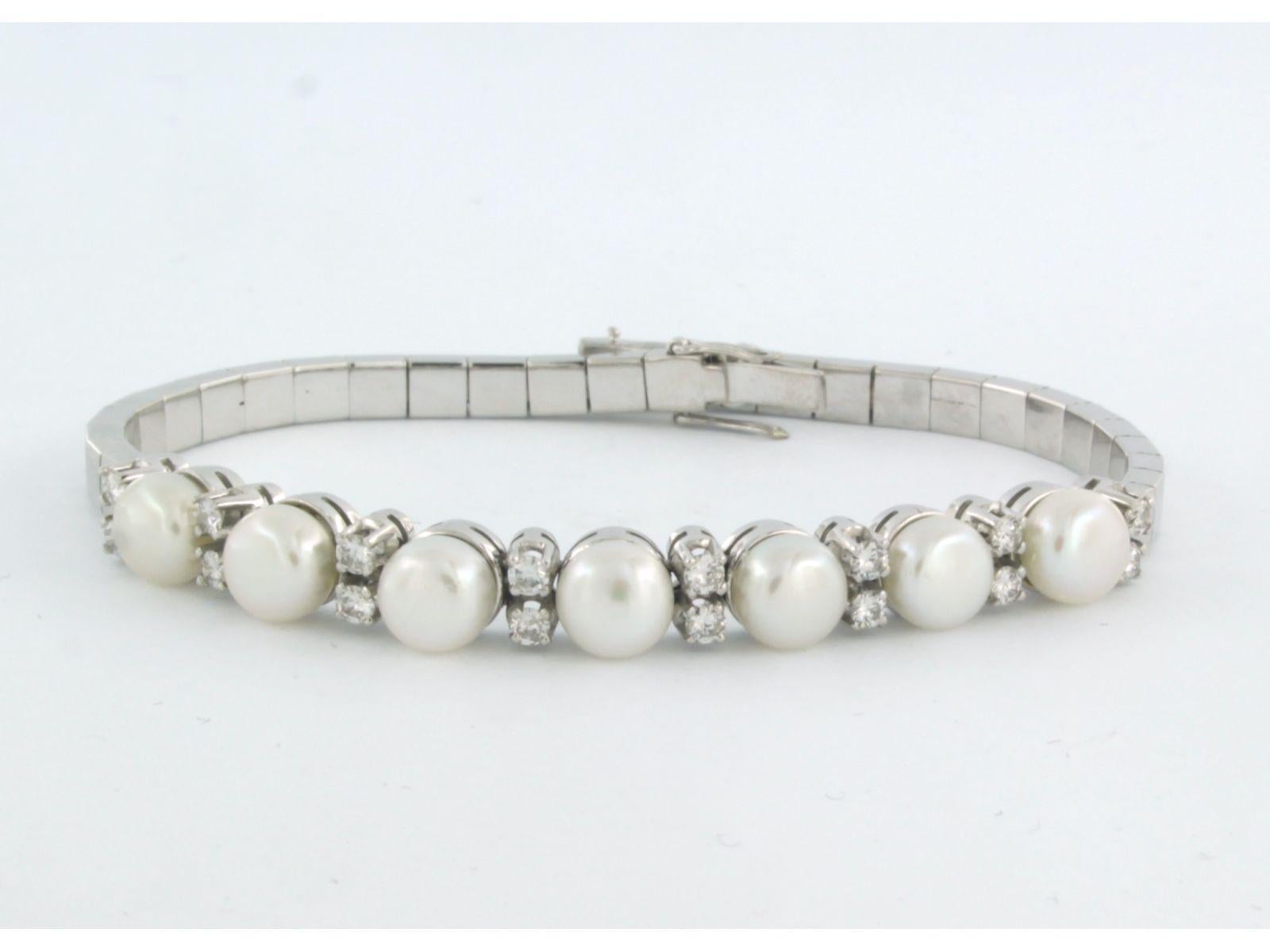 18k white gold bracelet set with pearl and brilliant cut diamonds. 0.50ct - F/G - VS/SI - 18 cm long

detailed description

 the length of the bracelet is 18 cm long, 6.3 mm wide and 6.5 mm high

weight 18.8 grams

set with

- 7 x 6.3 mm freshwater