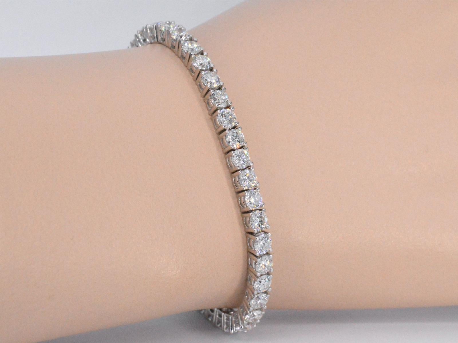 Contemporary Bracelets with 46 diamonds of 9.00 carat For Sale