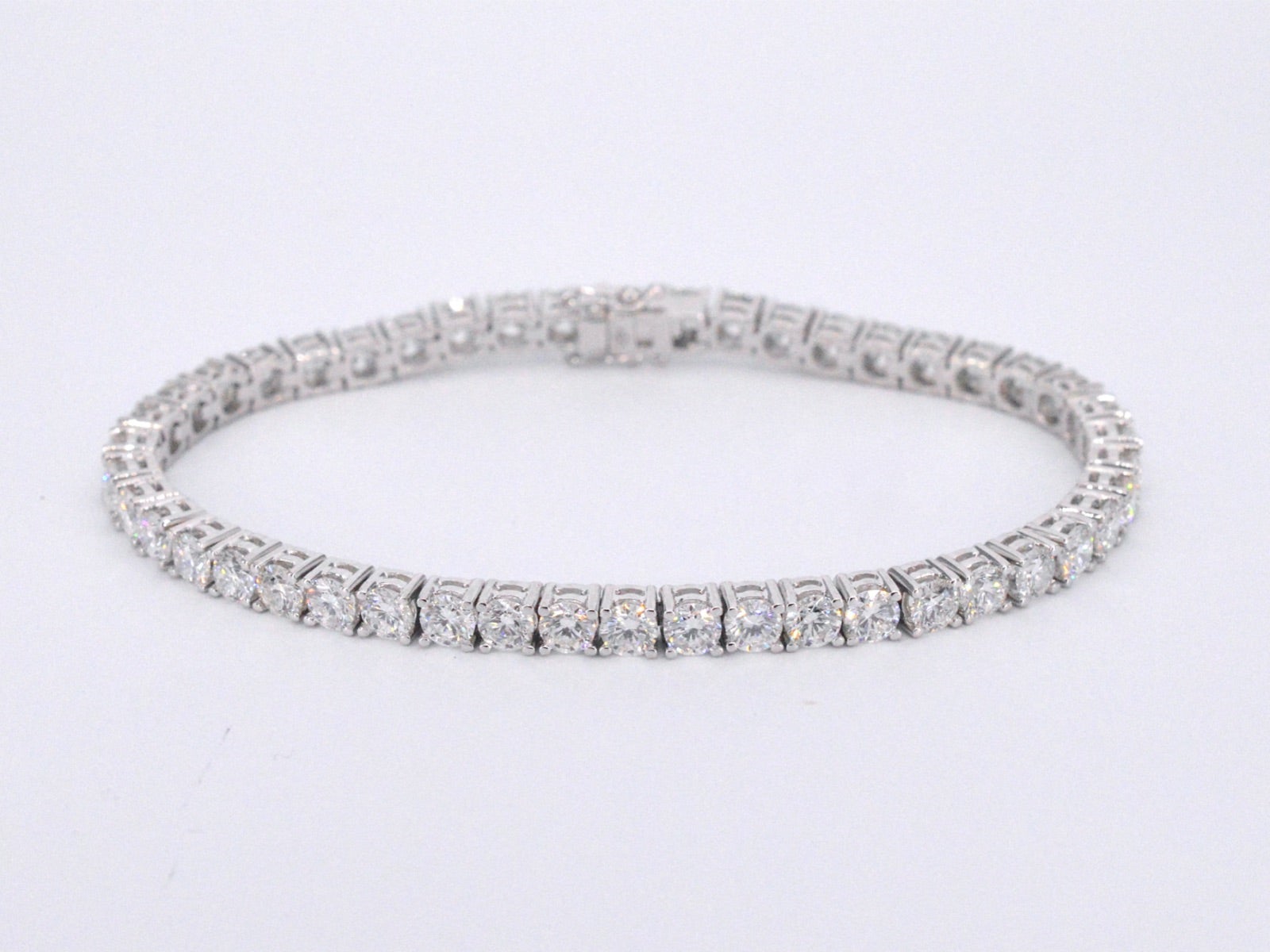 Presenting our exquisite diamond bracelet, a true testament to luxury and timeless elegance. This stunning piece features 46 brilliant-cut diamonds, totaling an impressive 9.00 carats, with captivating F-G color and VS clarity. Meticulously crafted