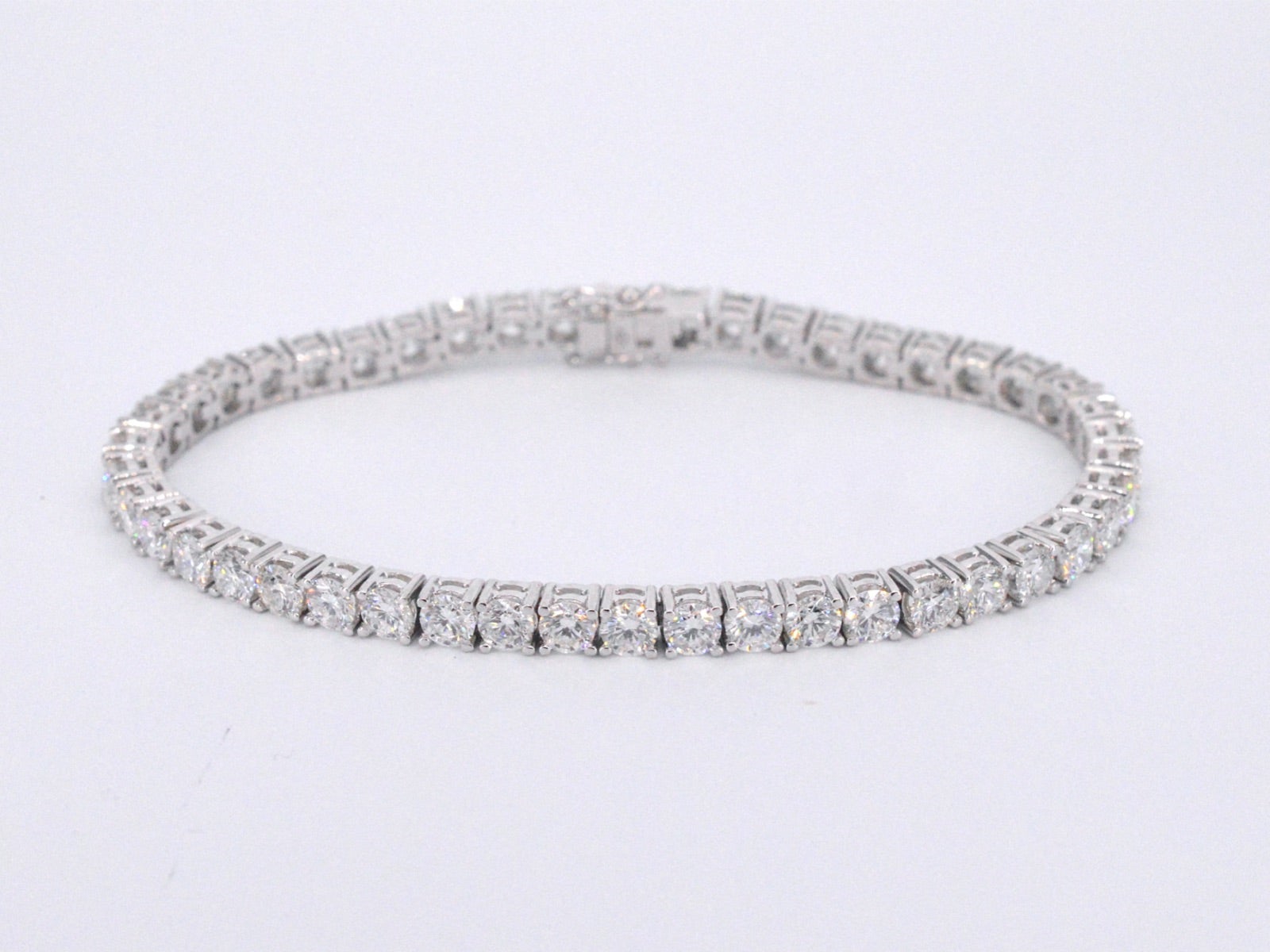 Ti presentiamo il nostro squisito bracciale di diamanti, una vera e propria testimonianza di lusso ed eleganza senza tempo. Questo splendido pezzo presenta 46 diamanti taglio brillante, per un totale di ben 9,00 carati, con un accattivante colore