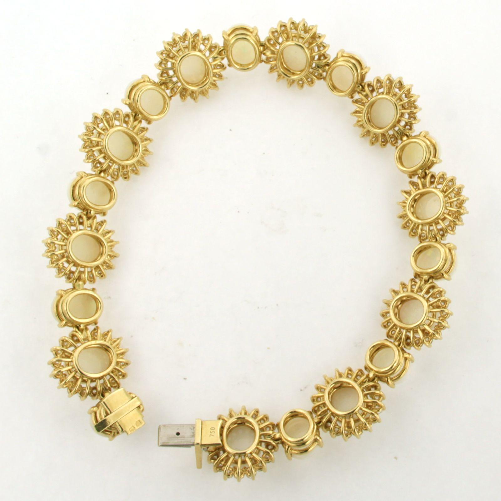 Taille brillant Brilliante sertie d'opale et de diamants taille brillant jusqu'à 5.00ct Or jaune 18k en vente