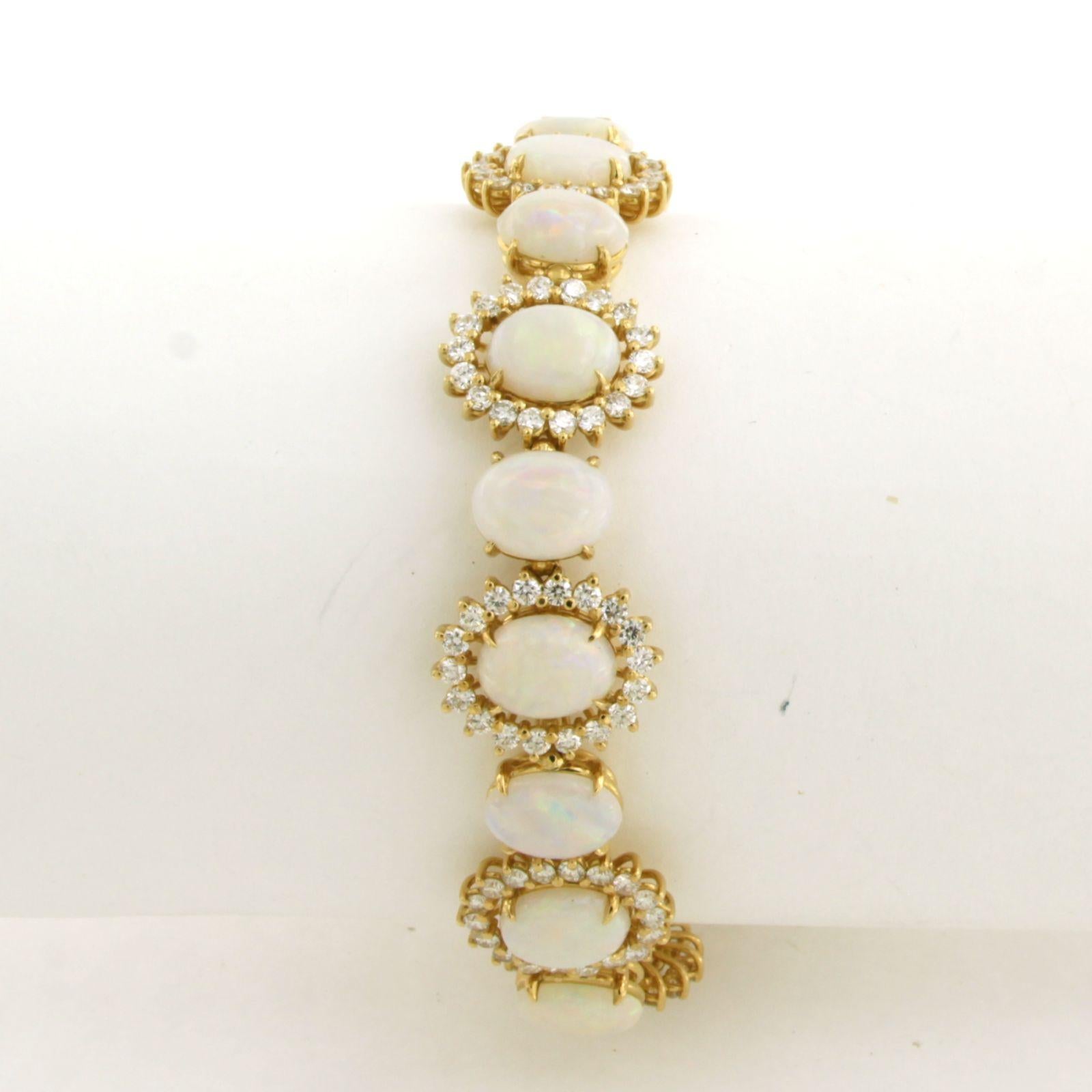 Brilliante sertie d'opale et de diamants taille brillant jusqu'à 5.00ct Or jaune 18k Excellent état - En vente à The Hague, ZH