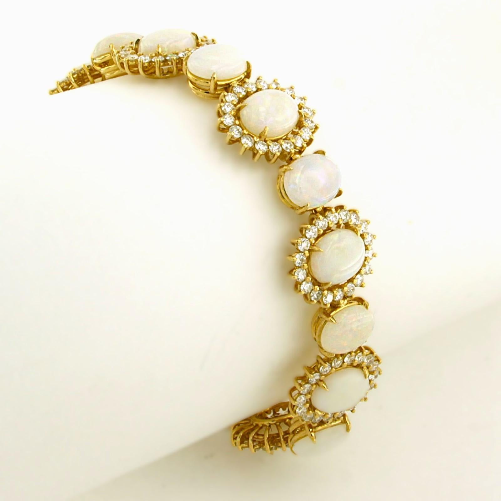 Brilliante sertie d'opale et de diamants taille brillant jusqu'à 5.00ct Or jaune 18k en vente 2
