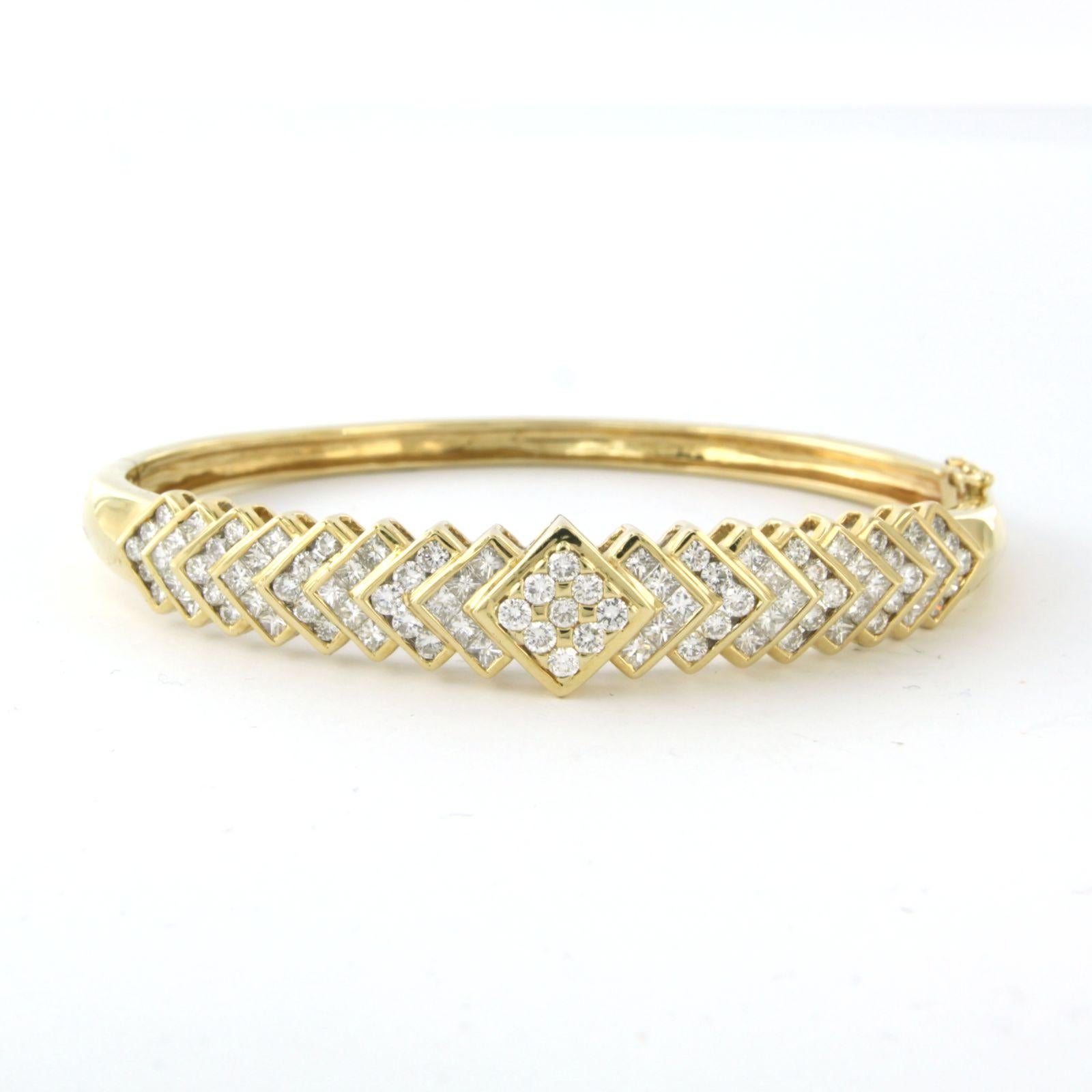 Bracelet clamper en or jaune 14k serti de diamants de taille princesse et brillant. 2.50ct - F/G - VS/SI - taille intérieure 5.7 cm x 4.7 cm

description détaillée

le haut du bracelet mesure 1,0 cm de large et 7,5 mm de haut

La taille intérieure