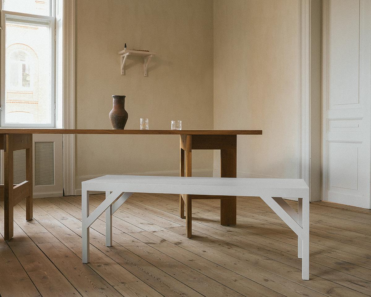 Le banc Bracket, conçu en collaboration avec le studio de design Frederik Gustav, basé à Copenhague, est un siège long à quatre pieds, pour deux personnes, fabriqué en pin huilé massif et mis en valeur par un élément structurel, le support. Ces