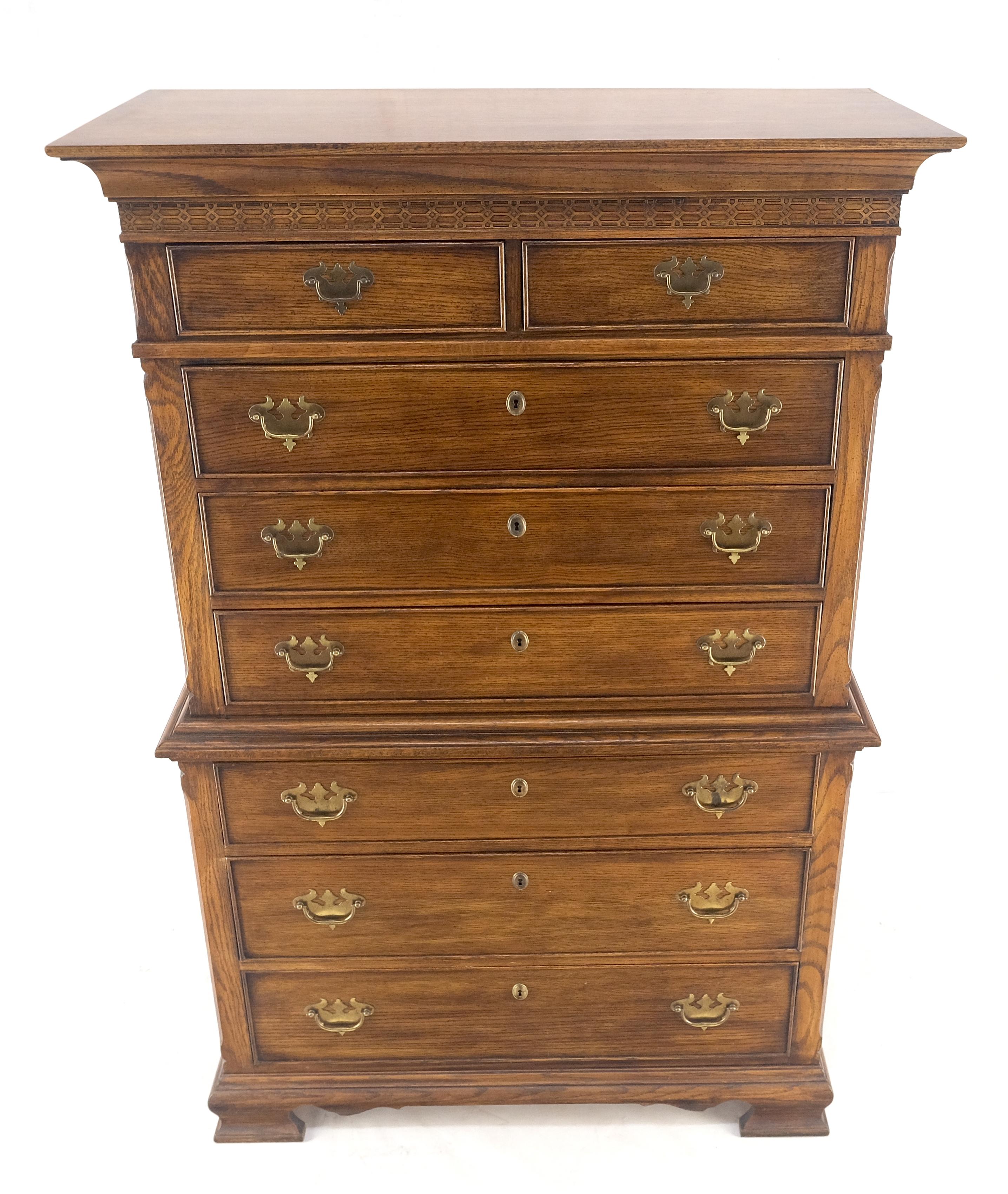 Américain Commode de style Chippendale en châtaignier massif avec poignées en laiton en vente