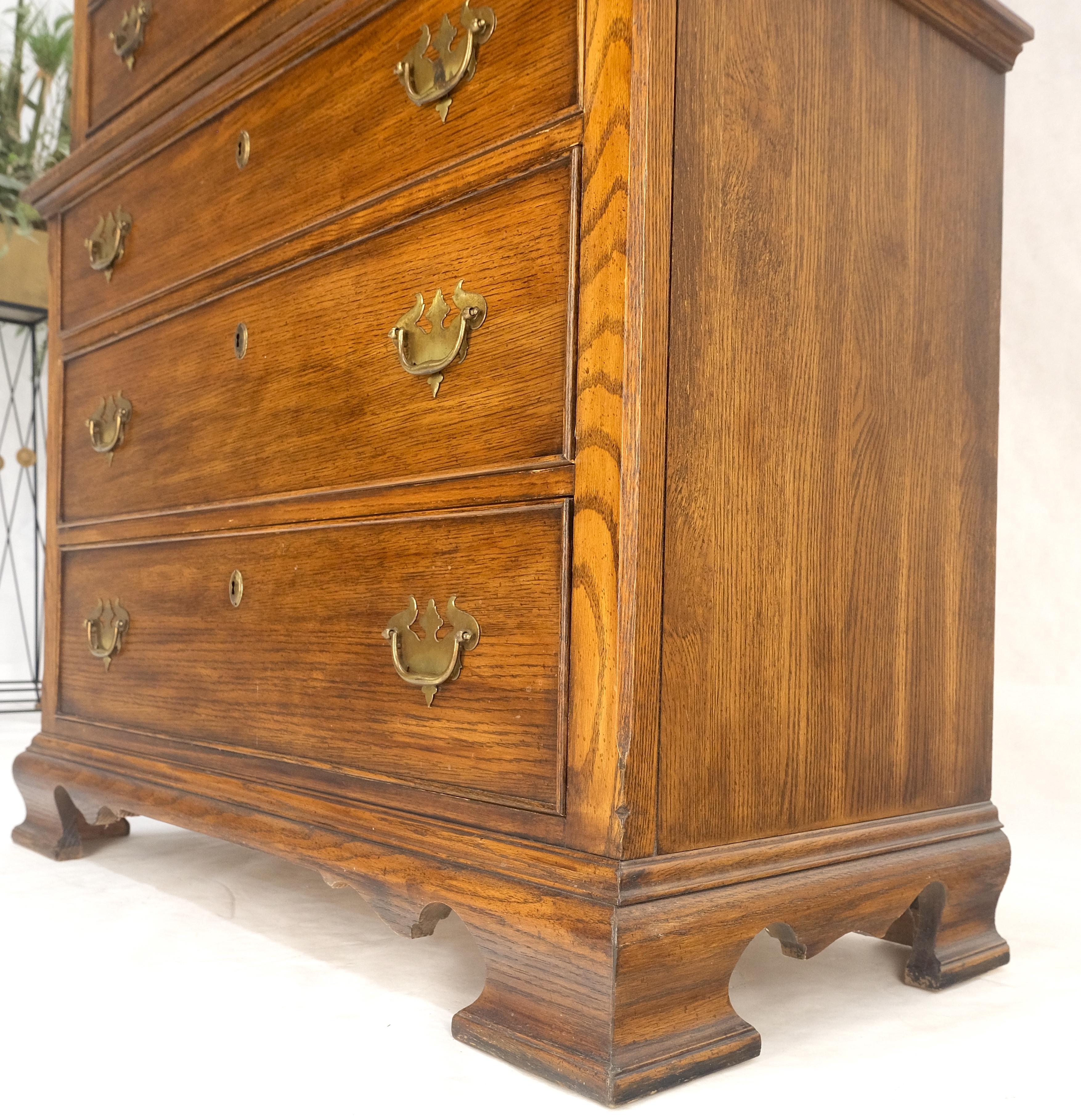 Laqué Commode de style Chippendale en châtaignier massif avec poignées en laiton en vente