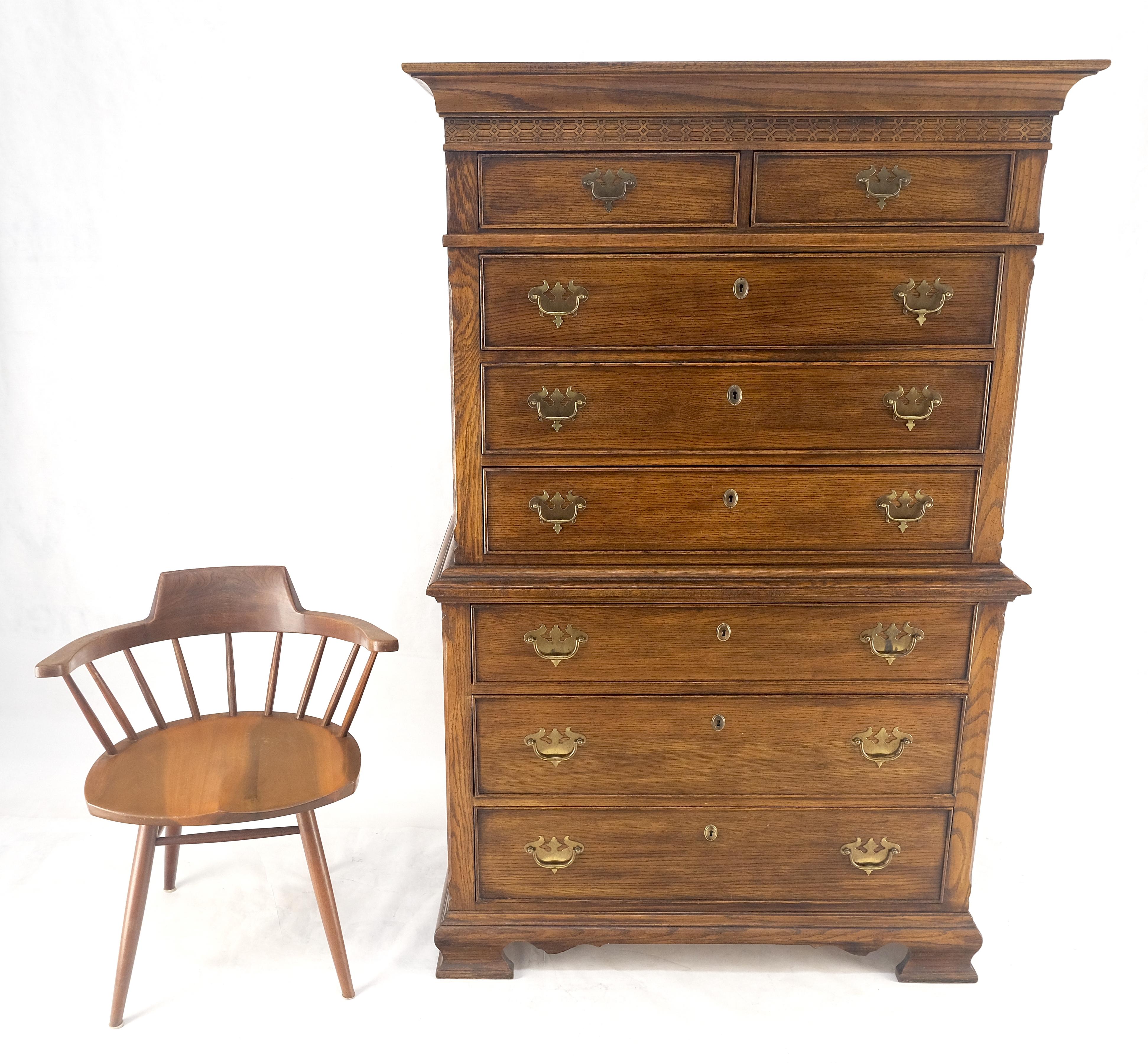 Commode de style Chippendale en châtaignier massif avec poignées en laiton Bon état - En vente à Rockaway, NJ