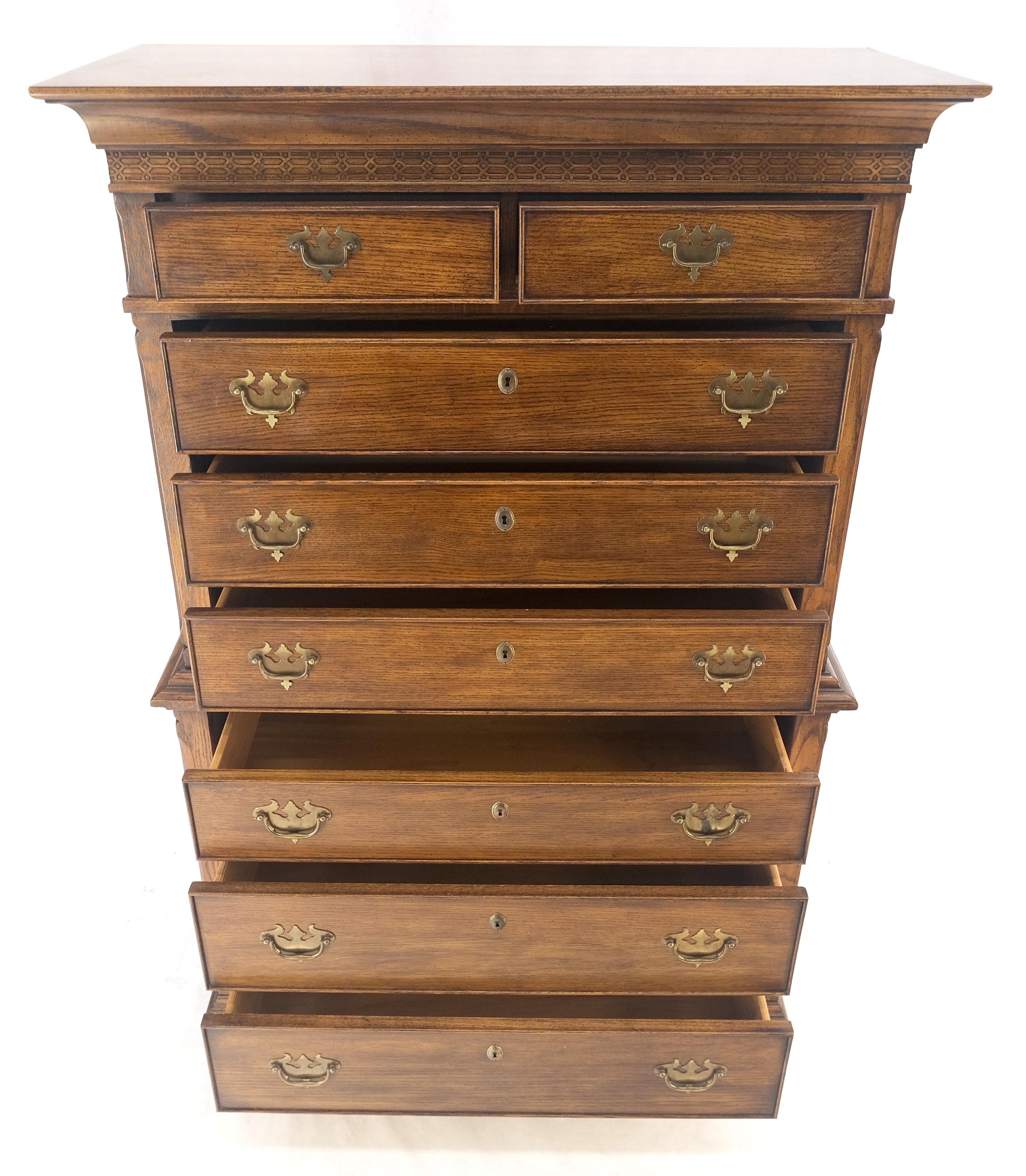 20ième siècle Commode de style Chippendale en châtaignier massif avec poignées en laiton en vente