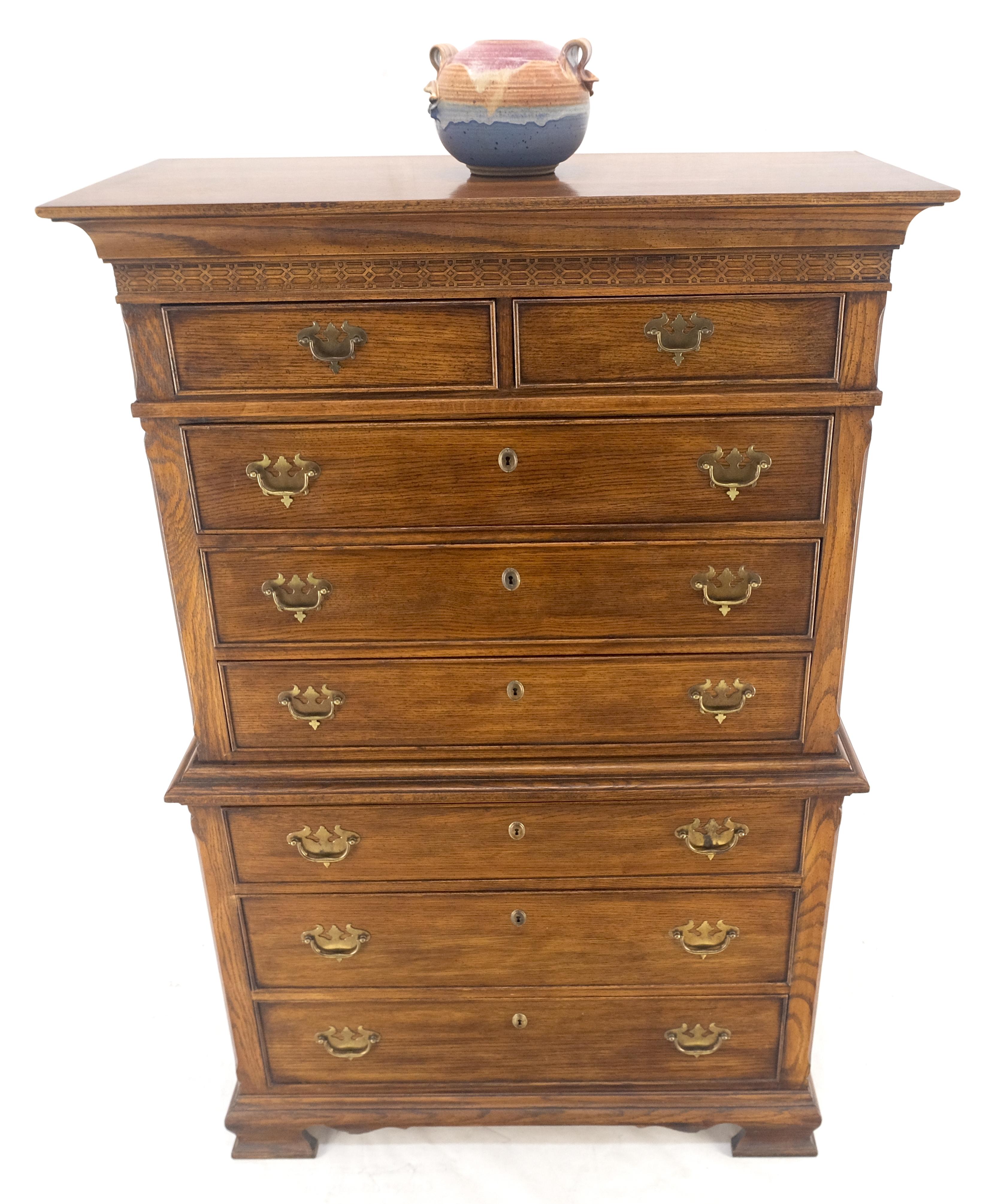 Laiton Commode de style Chippendale en châtaignier massif avec poignées en laiton en vente