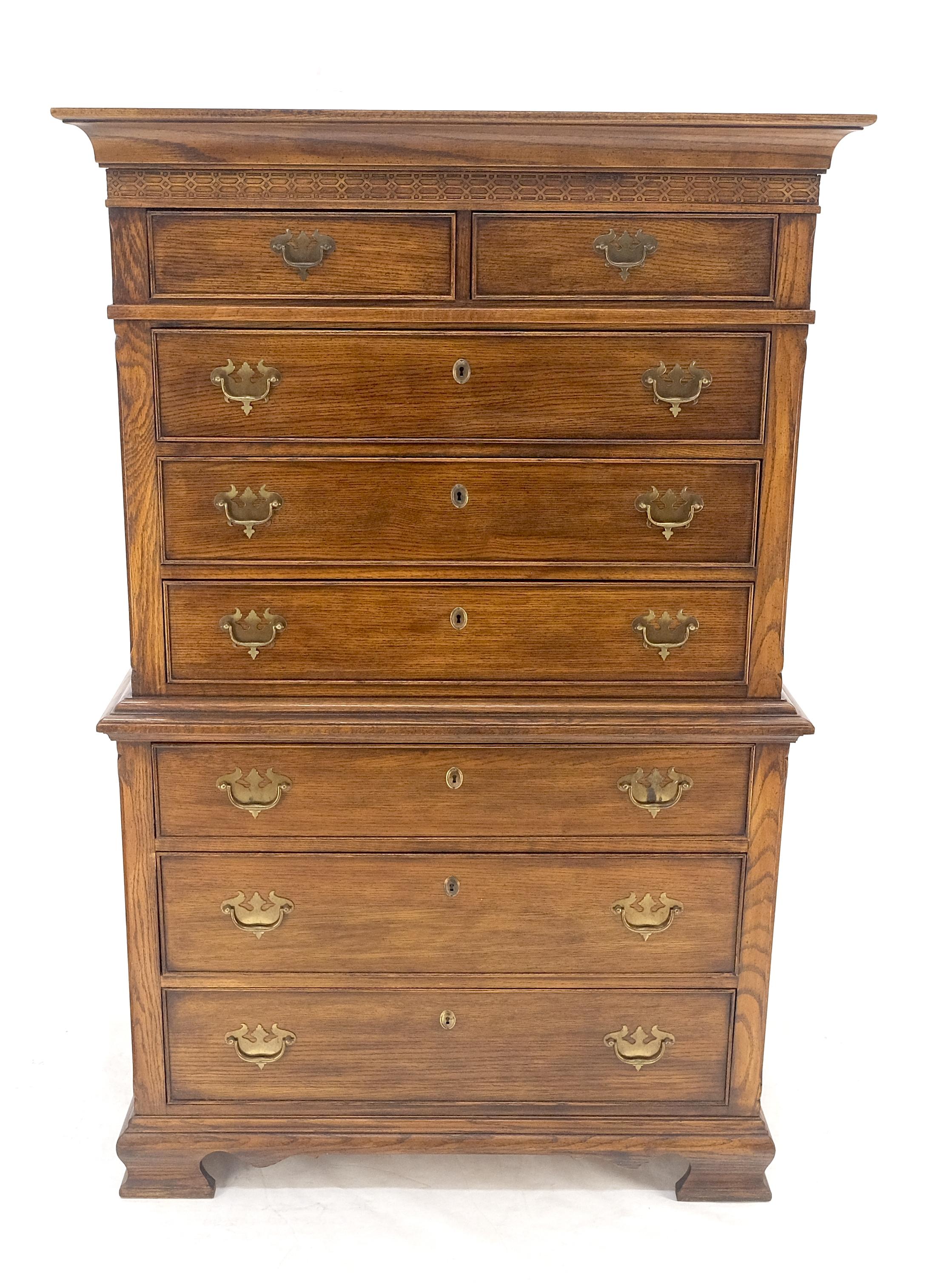 Commode de style Chippendale en châtaignier massif avec poignées en laiton en vente 1