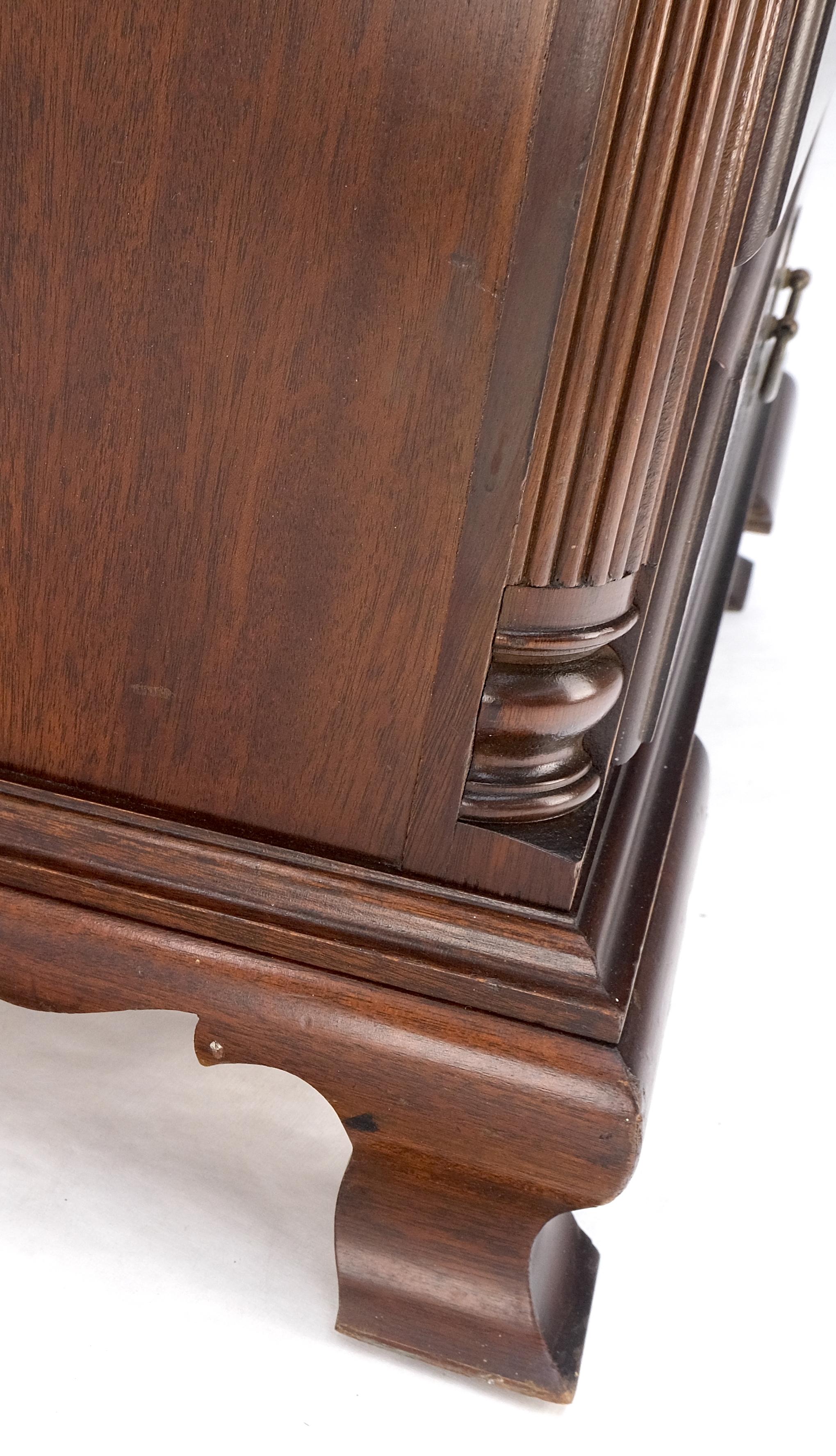 Pieds à consoles Acajou 6 tiroirs Poignées en laiton Grand coffre à lingerie Dresser Cabinet Bon état - En vente à Rockaway, NJ