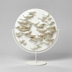 Bracket Mushrooms in Grey and White, une plaque sculpturale en verre de Verity Pulford