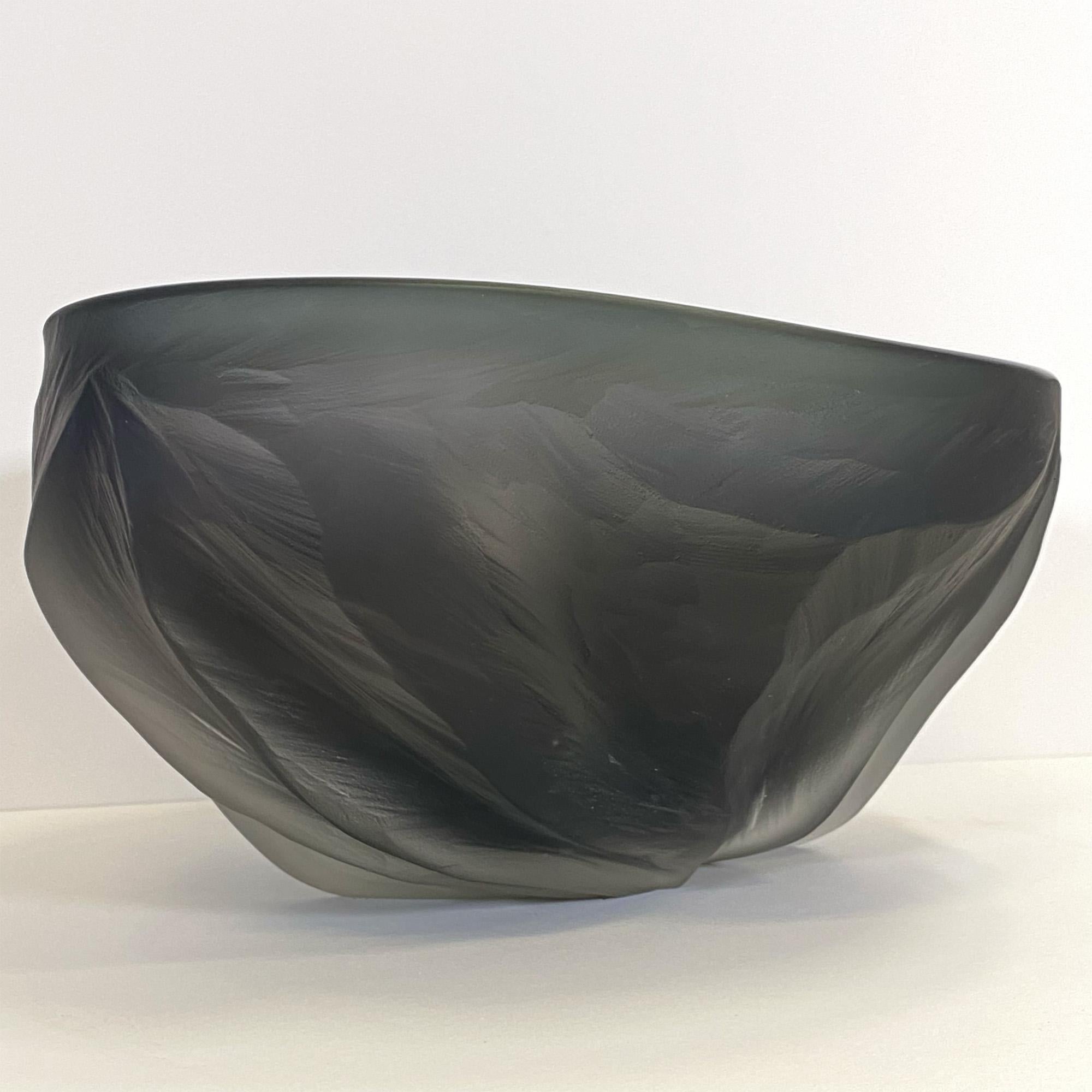 Bol Undula en verre soufflé et taillé bleu gris fumé par un artiste canadien en vente 1
