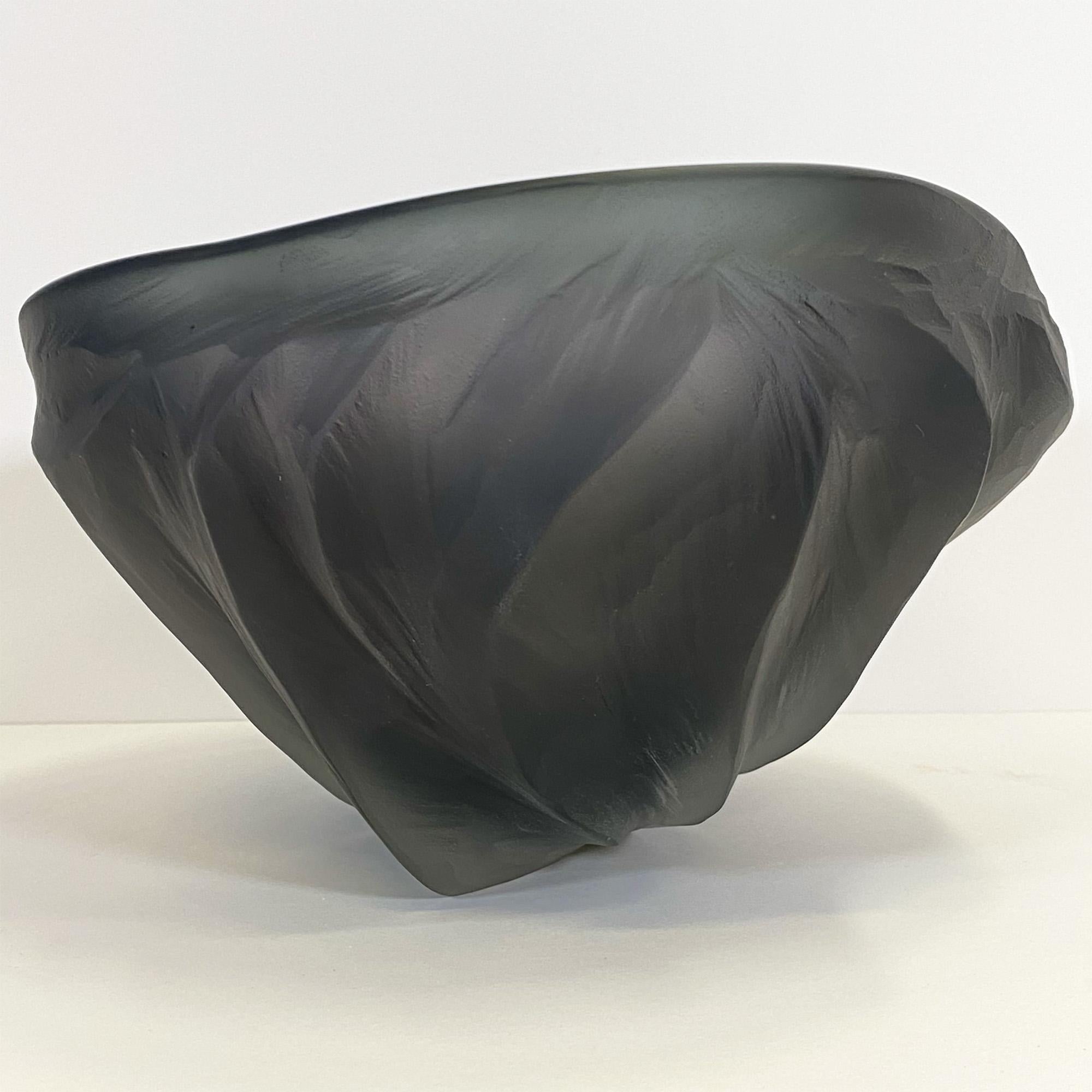 Bol Undula en verre soufflé et taillé bleu gris fumé par un artiste canadien en vente 2