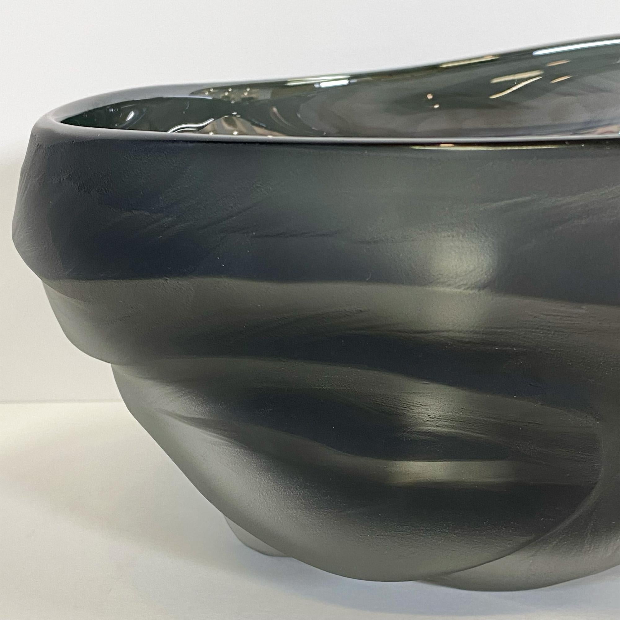 Bol Undula en verre soufflé et taillé bleu gris fumé par un artiste canadien en vente 3