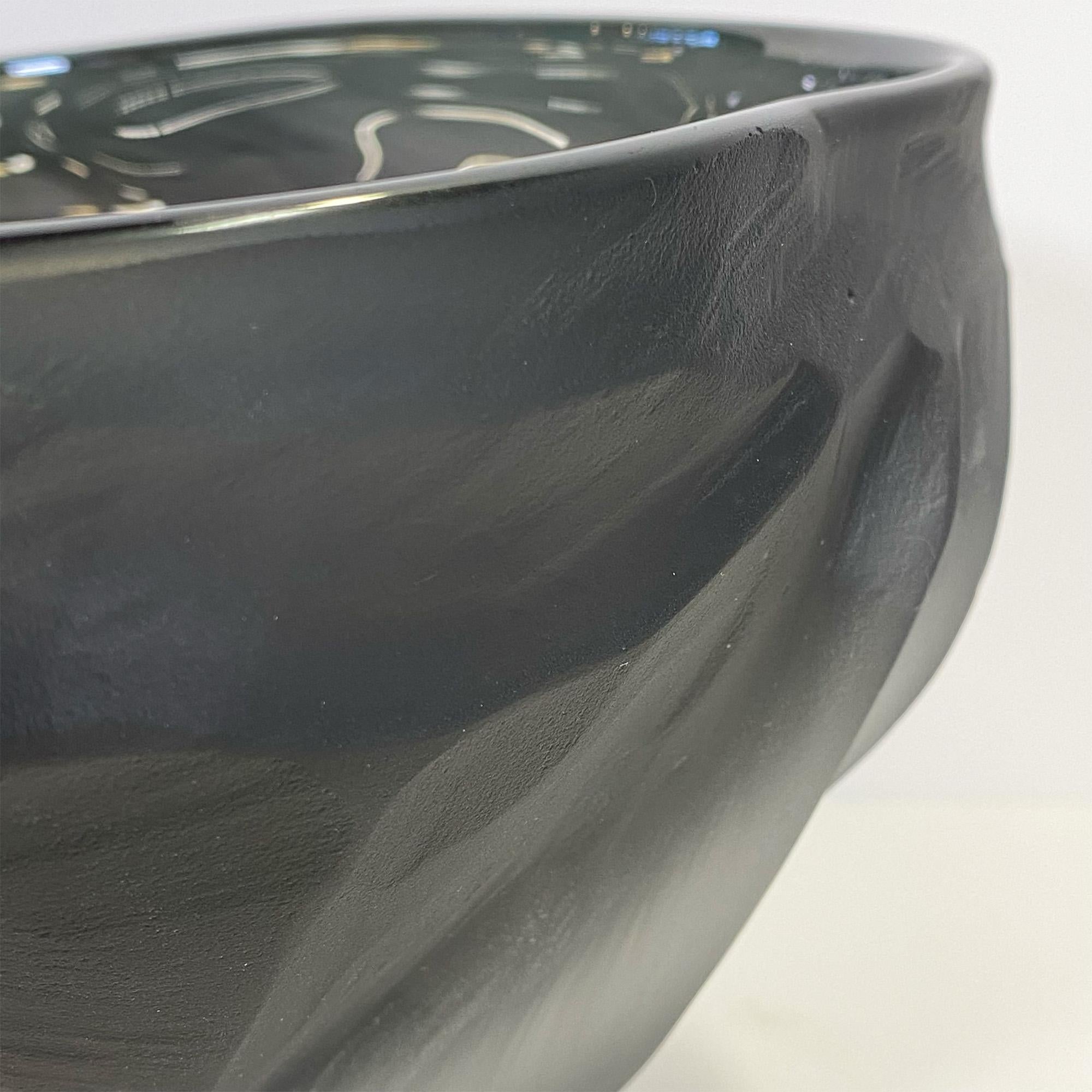 Bol Undula en verre soufflé et taillé bleu gris fumé par un artiste canadien en vente 4