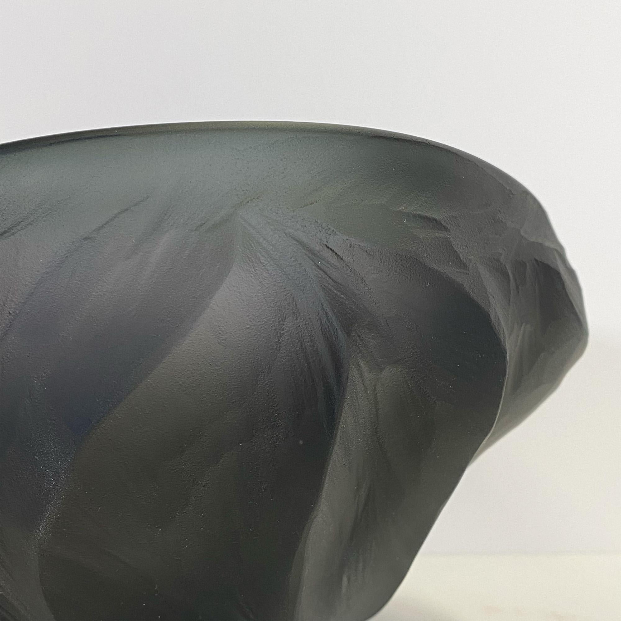 Bol Undula en verre soufflé et taillé bleu gris fumé par un artiste canadien en vente 5