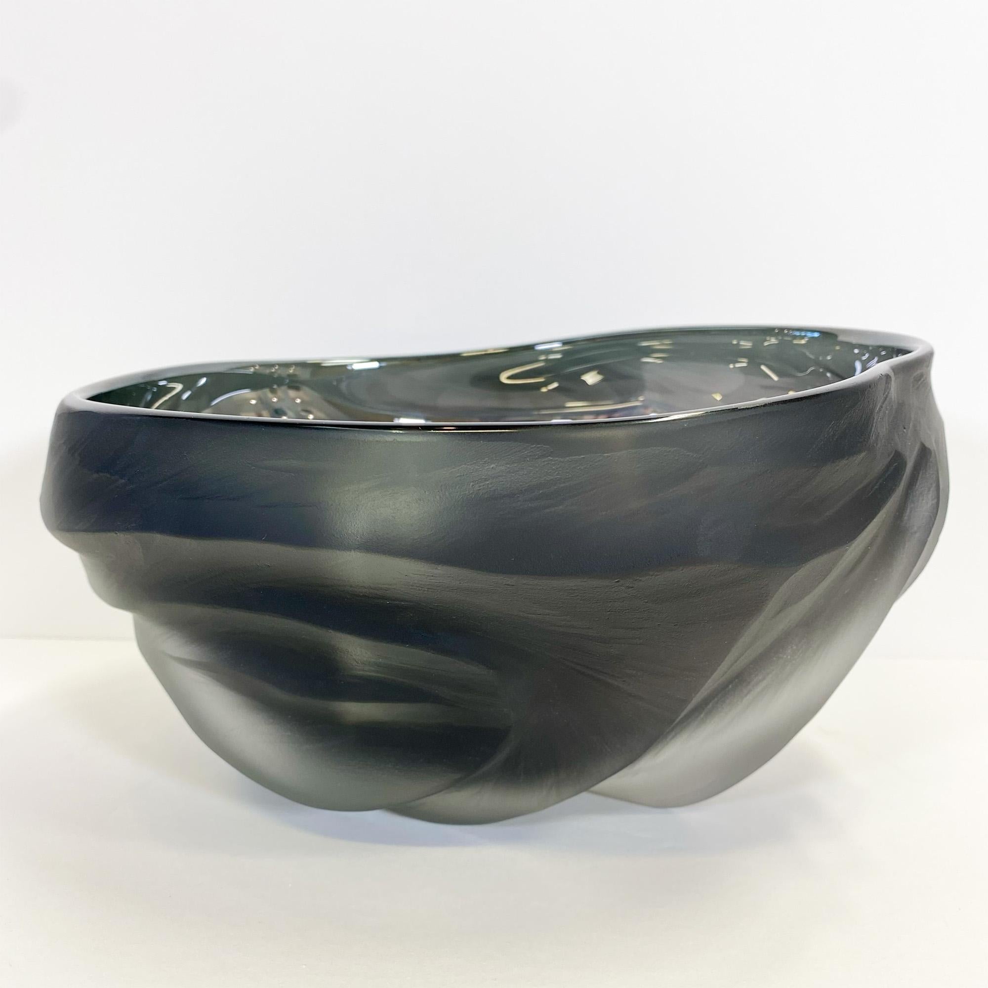 Bol Undula en verre soufflé et taillé bleu gris fumé par un artiste canadien - Art de Brad Copping