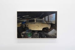 "8th and Watts" - Pittura a olio di un'auto abbandonata in un garage industriale