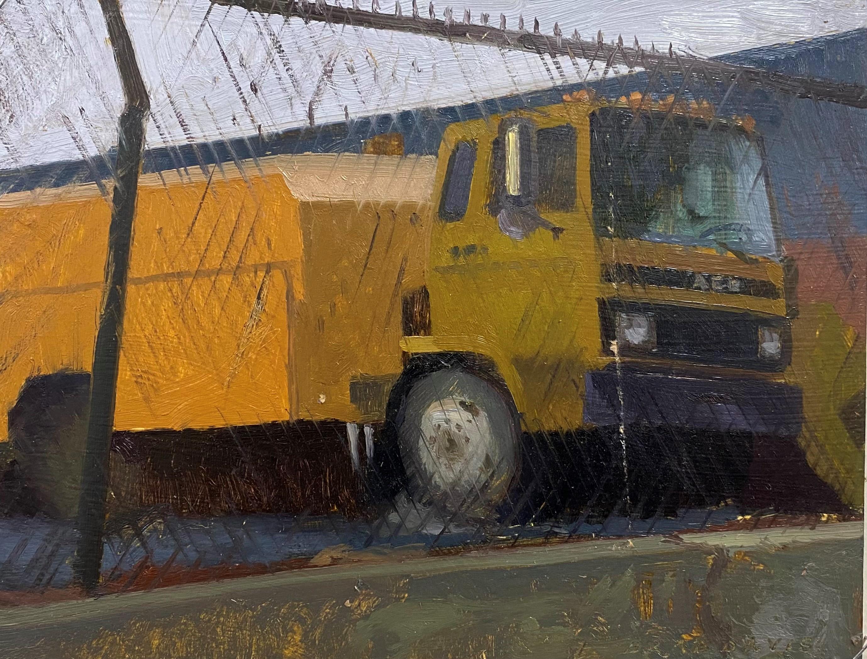 L'opera "Street Sweeper" (2023) di Brad Davis è un convincente dipinto a olio su pannello di legno che misura 8 x 10 pollici senza cornice. Questo quadro raffigura un camion giallo acceso parcheggiato dietro una recinzione. La sua pennellata unica e
