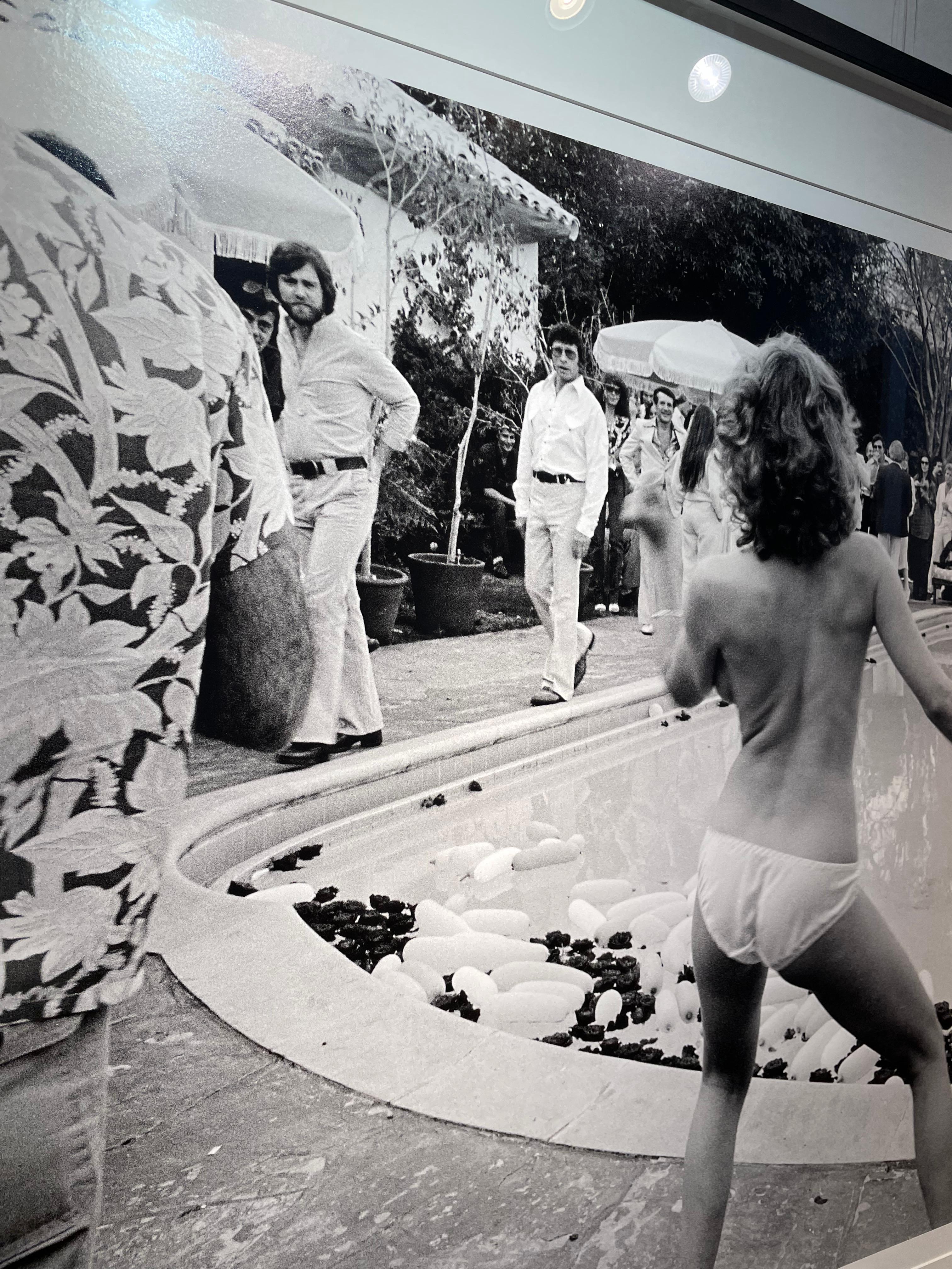 Un dîner de bain à Beverly Hills, 1977 - Contemporain Photograph par Brad Elterman