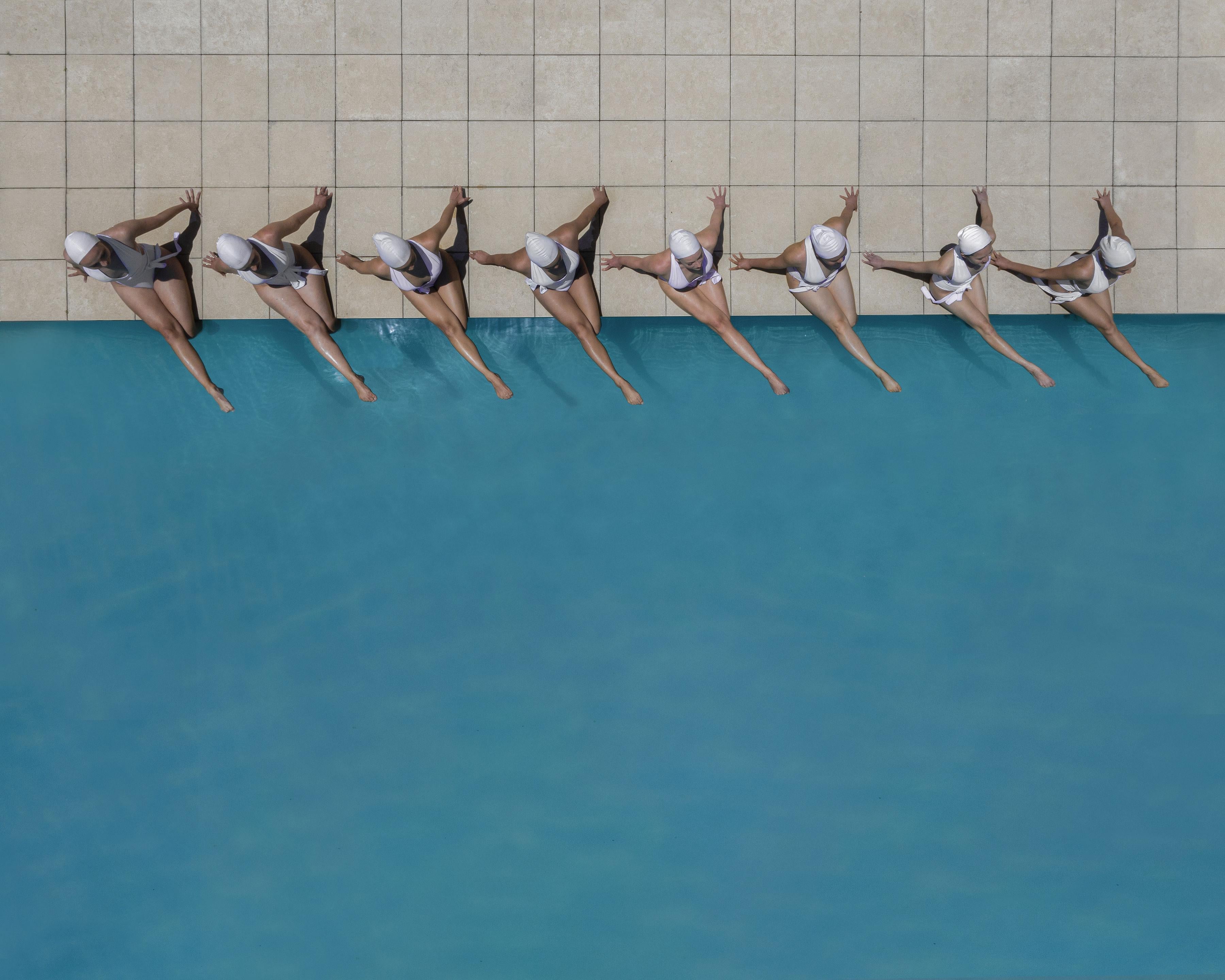 Figurative Photograph di Brad Walls - Raccoglitore - fotografia a colori