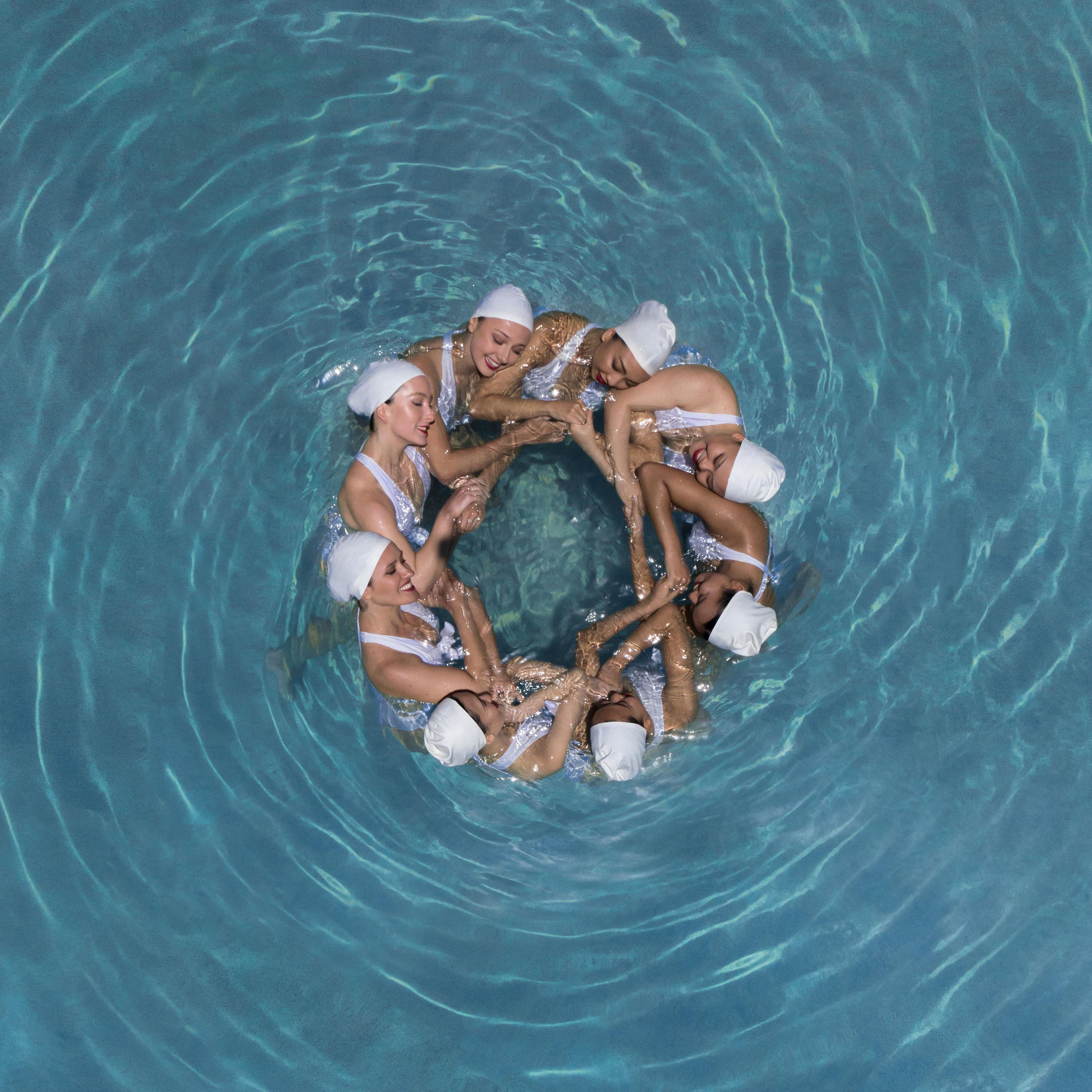 Brad Walls Color Photograph – Kreis der Synchro-Fotografie