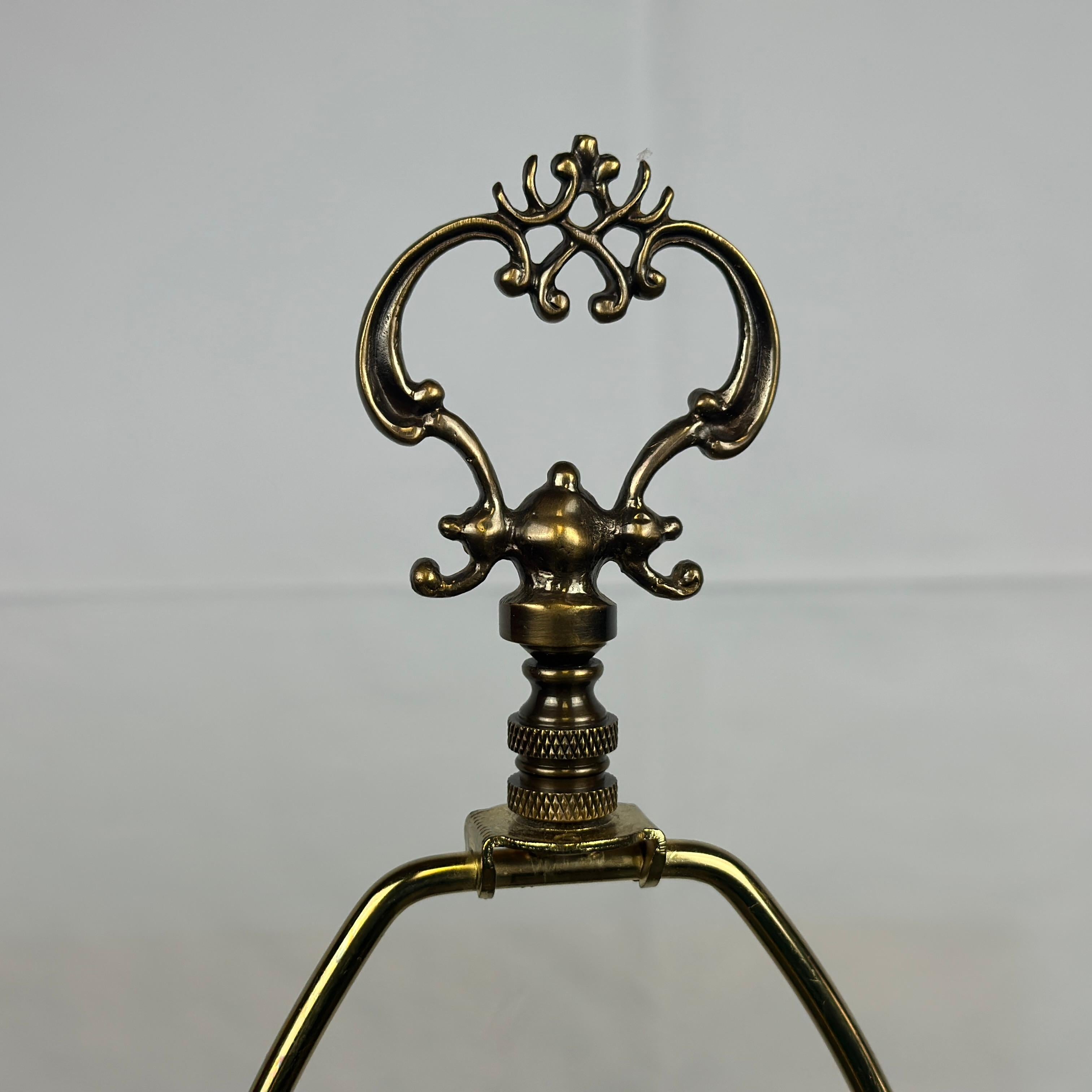 Bradburn Gallery Lámpara de mesa pintada a mano con accesorios de latón Estadounidense en venta