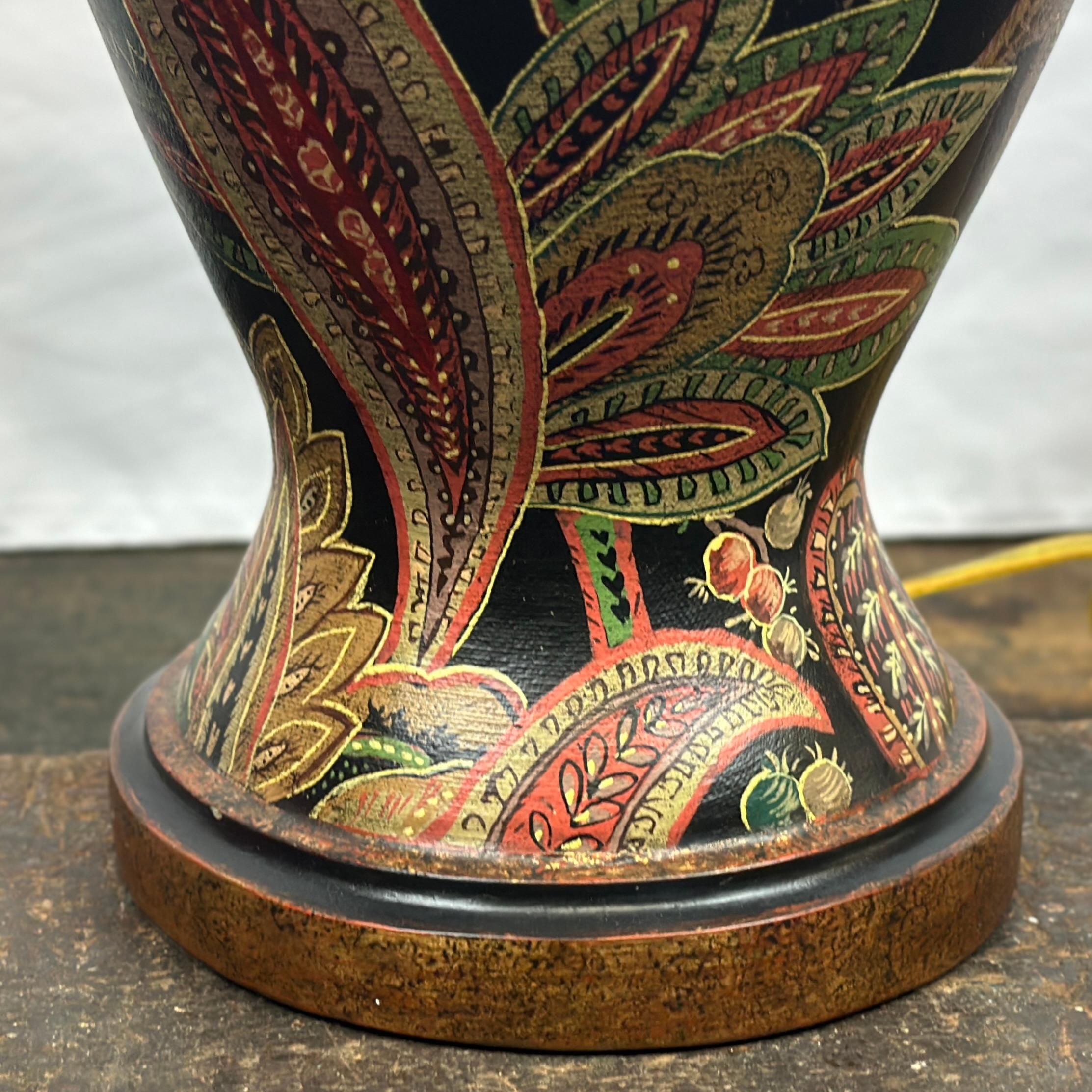 Bradburn Gallery Lámpara de mesa pintada a mano con accesorios de latón en Bueno estado para la venta en West Chester, PA