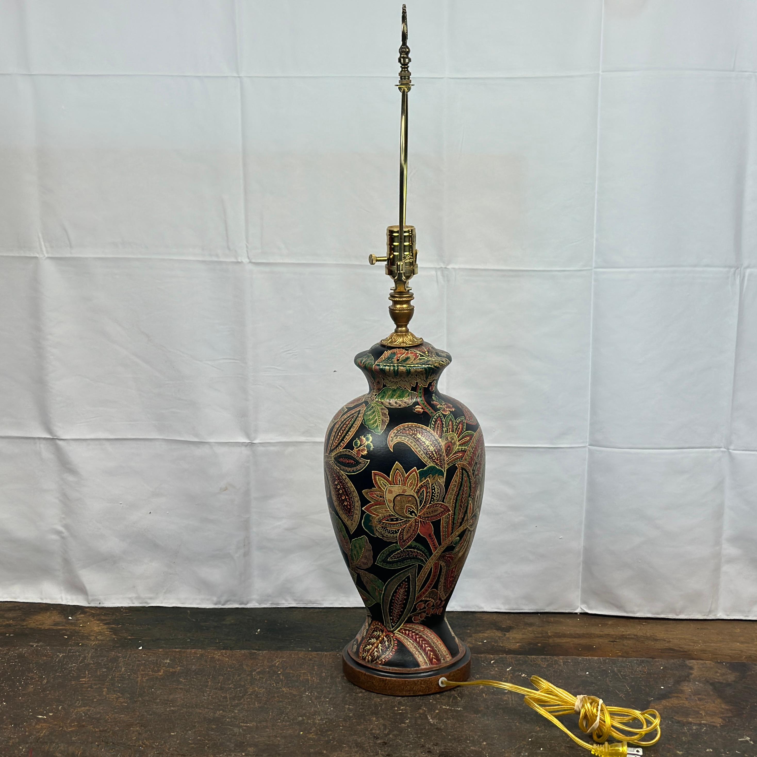 Bradburn Gallery Lámpara de mesa pintada a mano con accesorios de latón siglo XX en venta