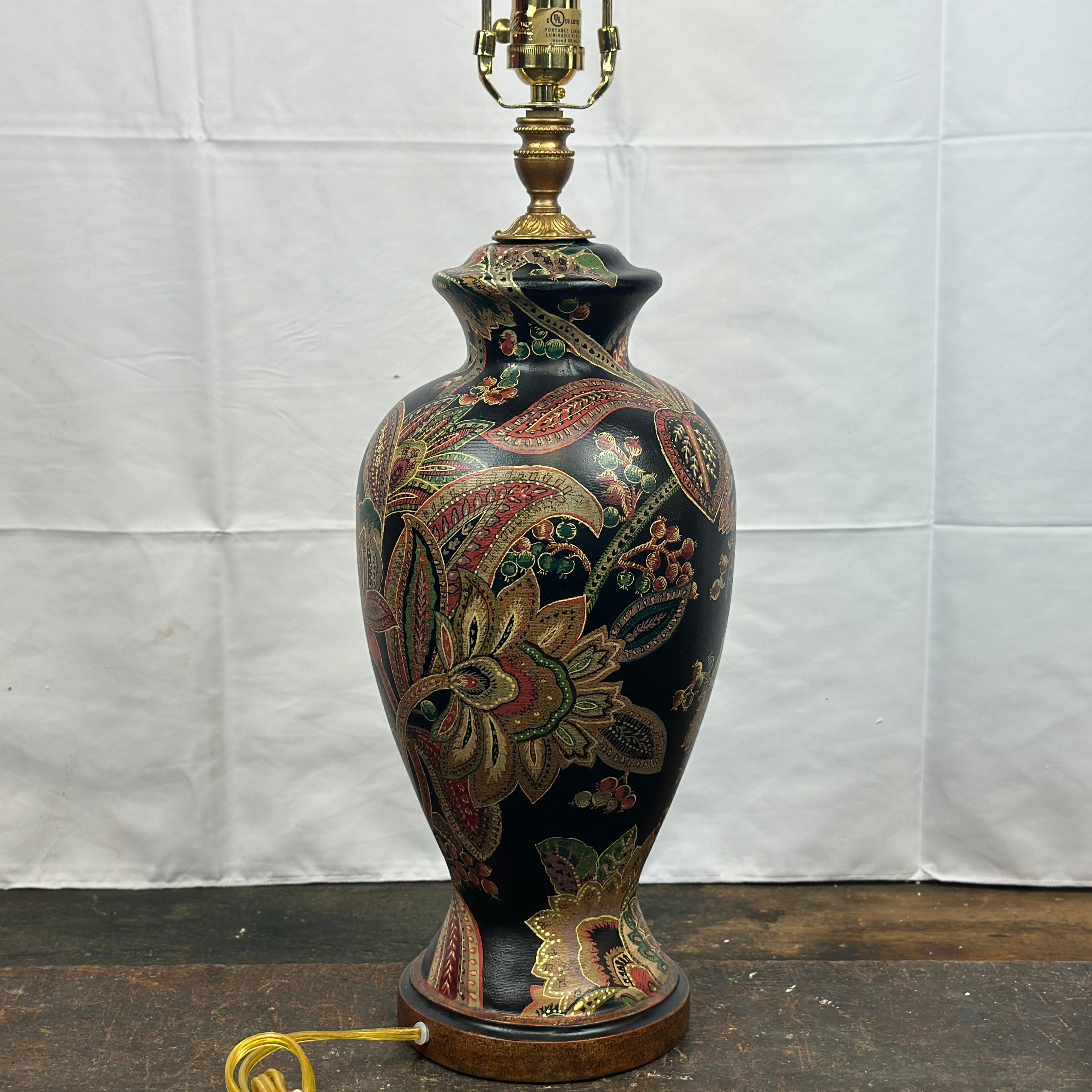 Bradburn Gallery Lámpara de mesa pintada a mano con accesorios de latón en venta 1