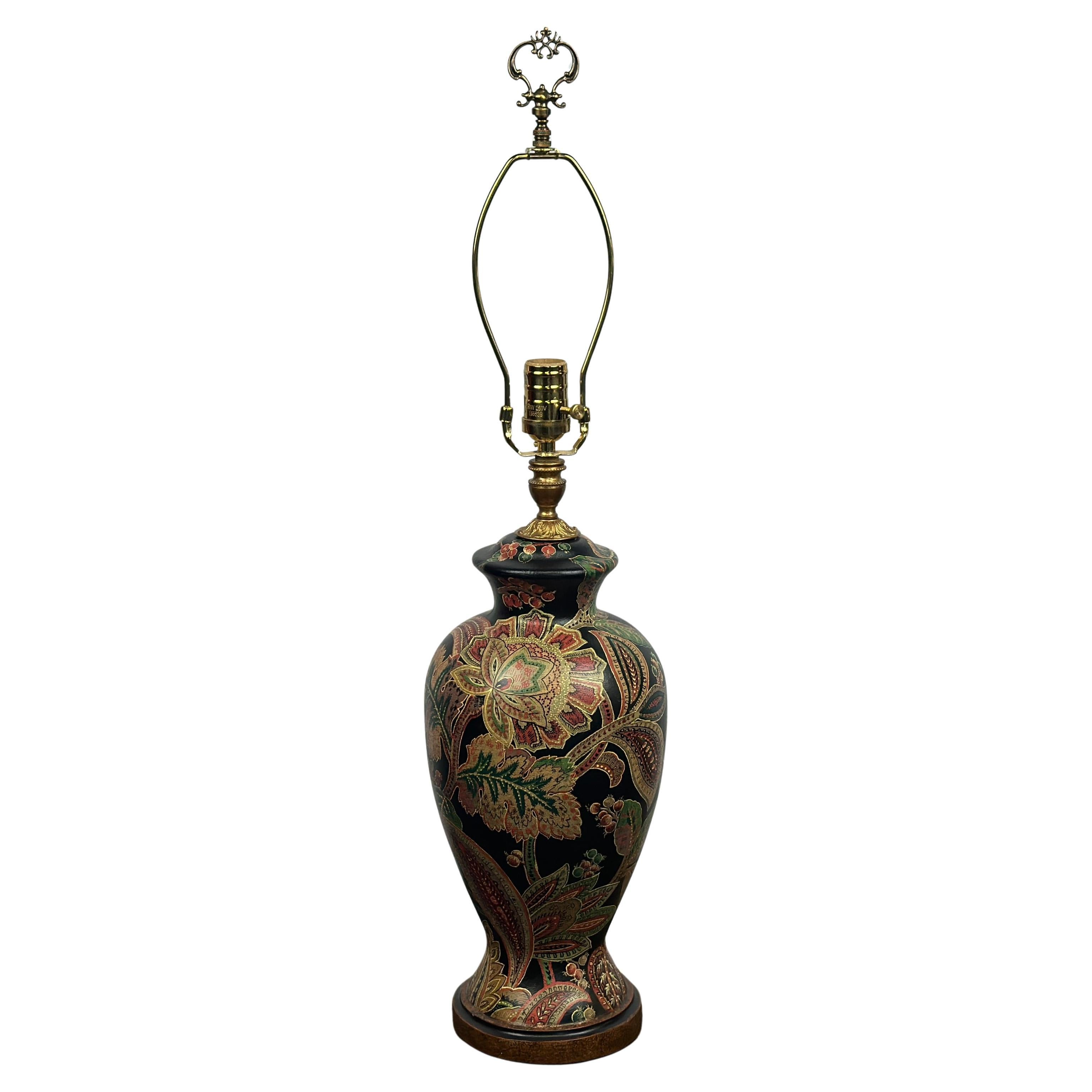 Bradburn Gallery Lámpara de mesa pintada a mano con accesorios de latón en venta