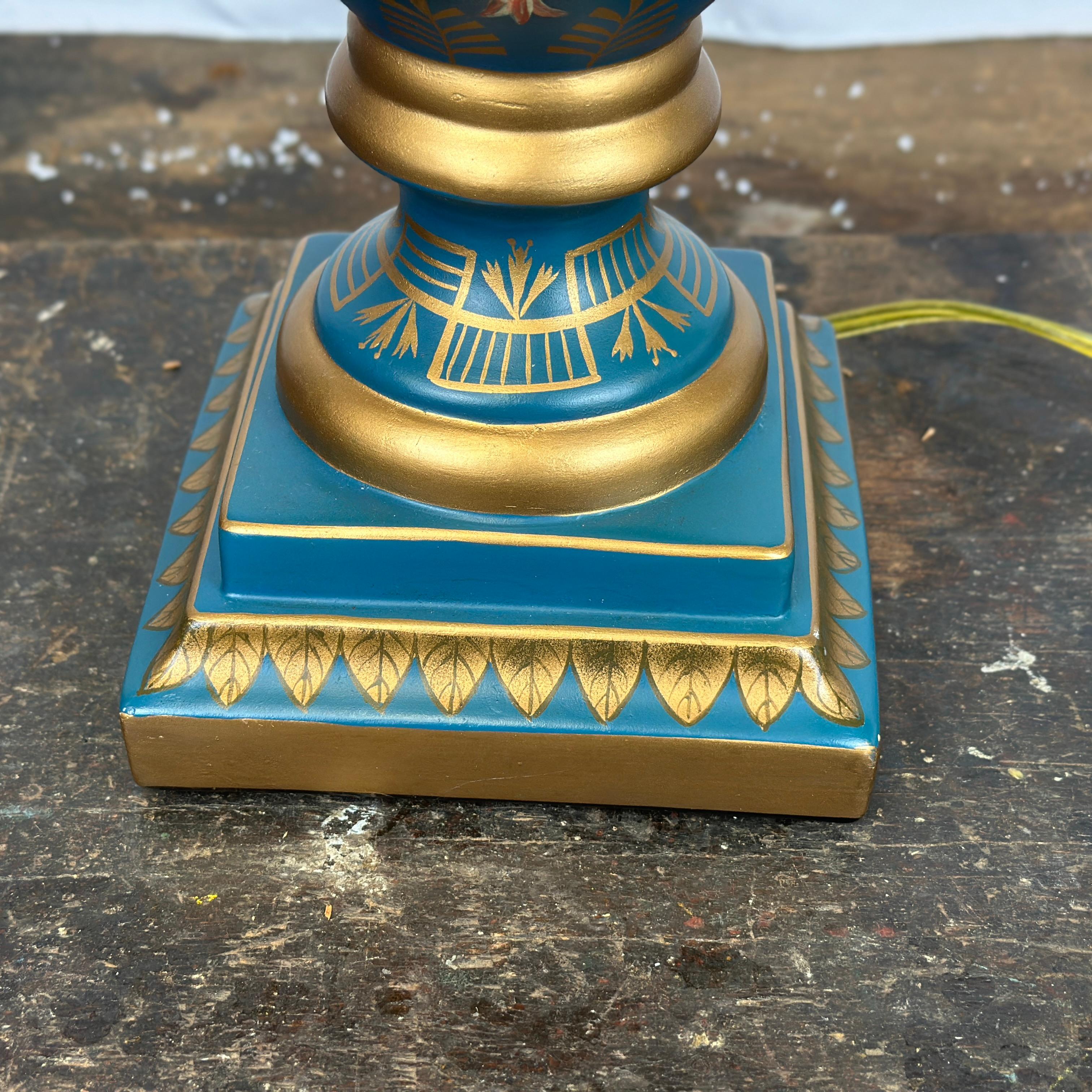 Bradburn Gallery Lámpara de Sobremesa Urna Pintada a Mano en Azul Cerúleo y Oro en venta 2