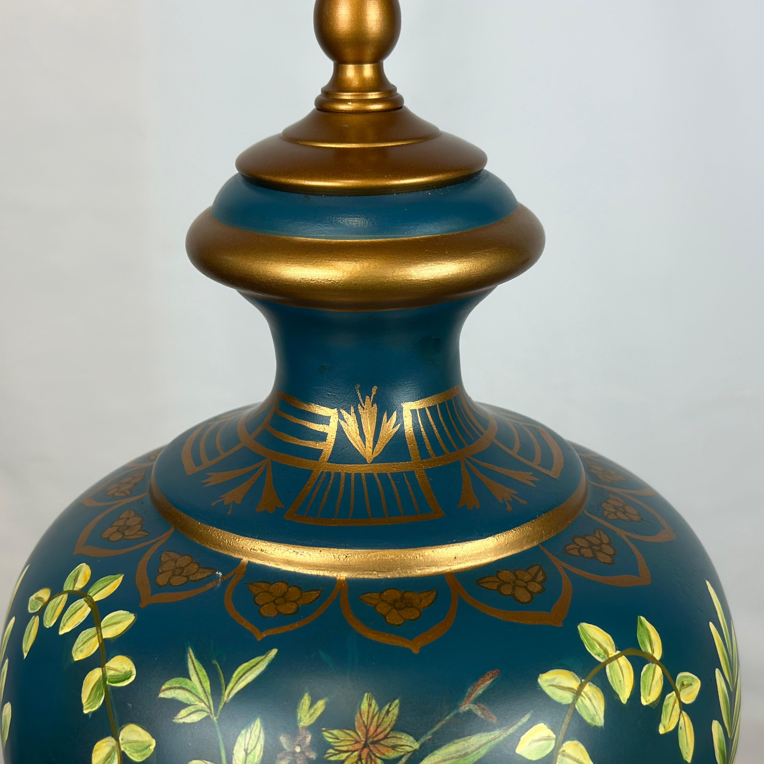 Bradburn Gallery Lámpara de Sobremesa Urna Pintada a Mano en Azul Cerúleo y Oro en venta 4