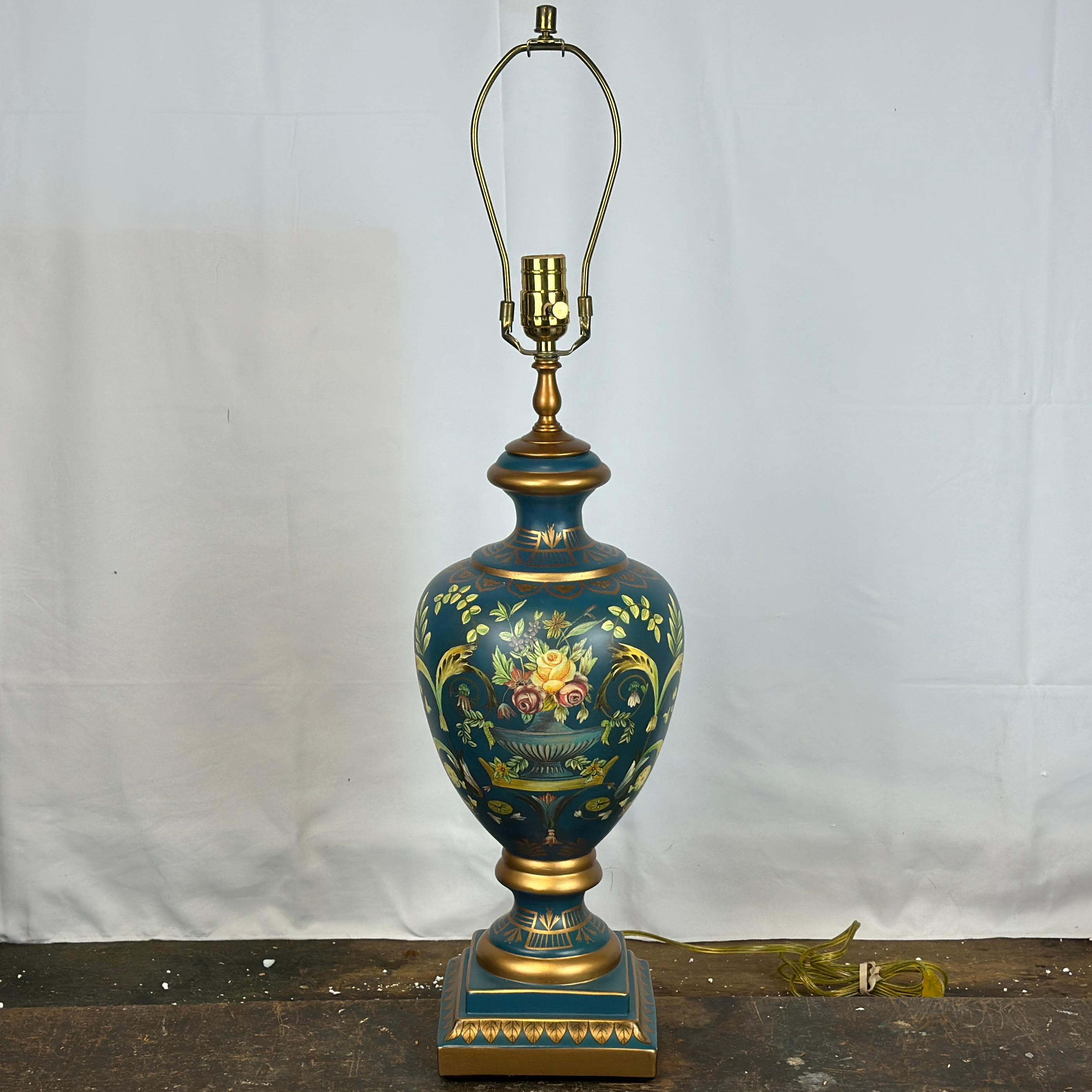 Bradburn Gallery Lámpara de sobremesa con urna pintada a mano en azul cerúleo y dorado. Mide aproximadamente 7,5