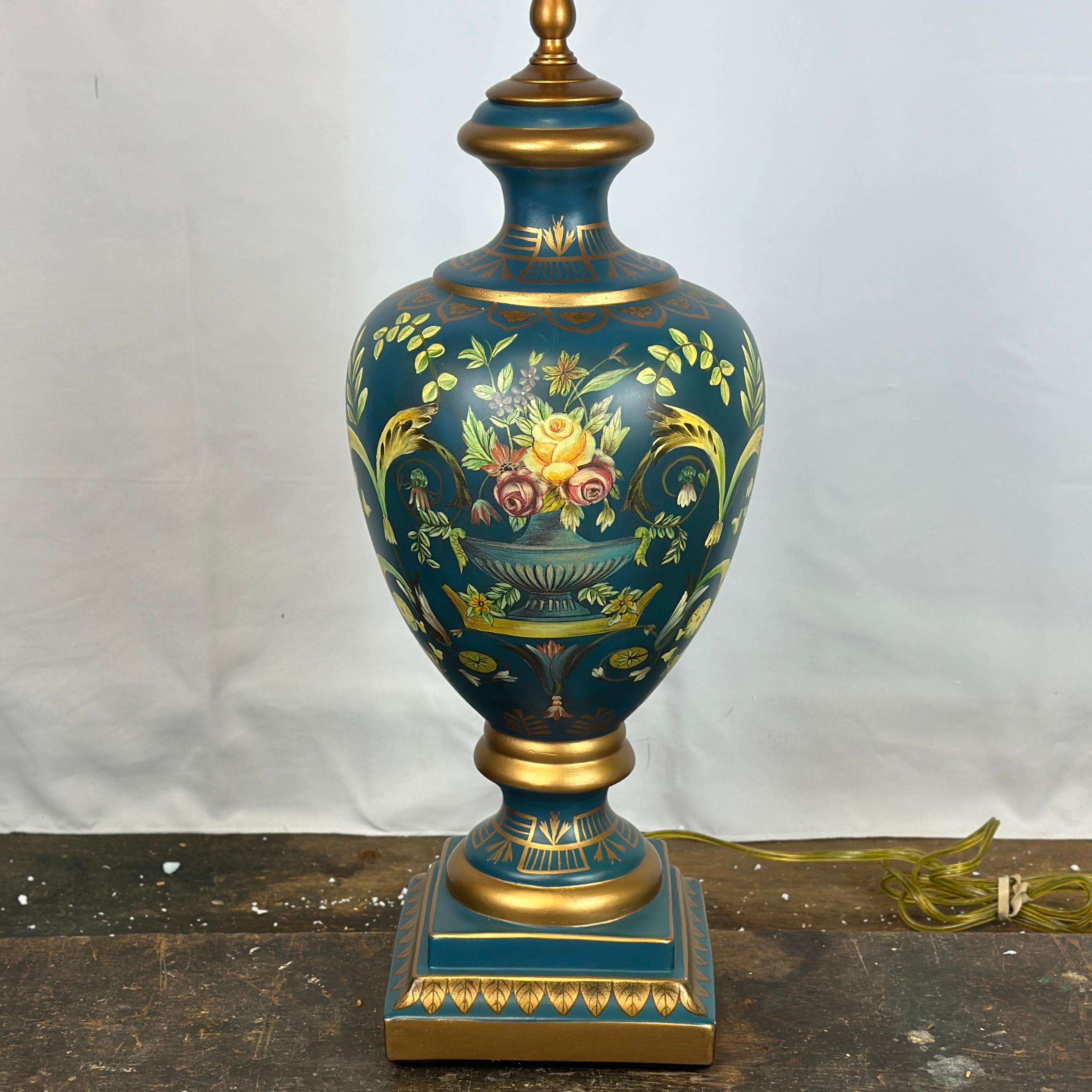 Bradburn Gallery Lámpara de Sobremesa Urna Pintada a Mano en Azul Cerúleo y Oro clásico estadounidense en venta