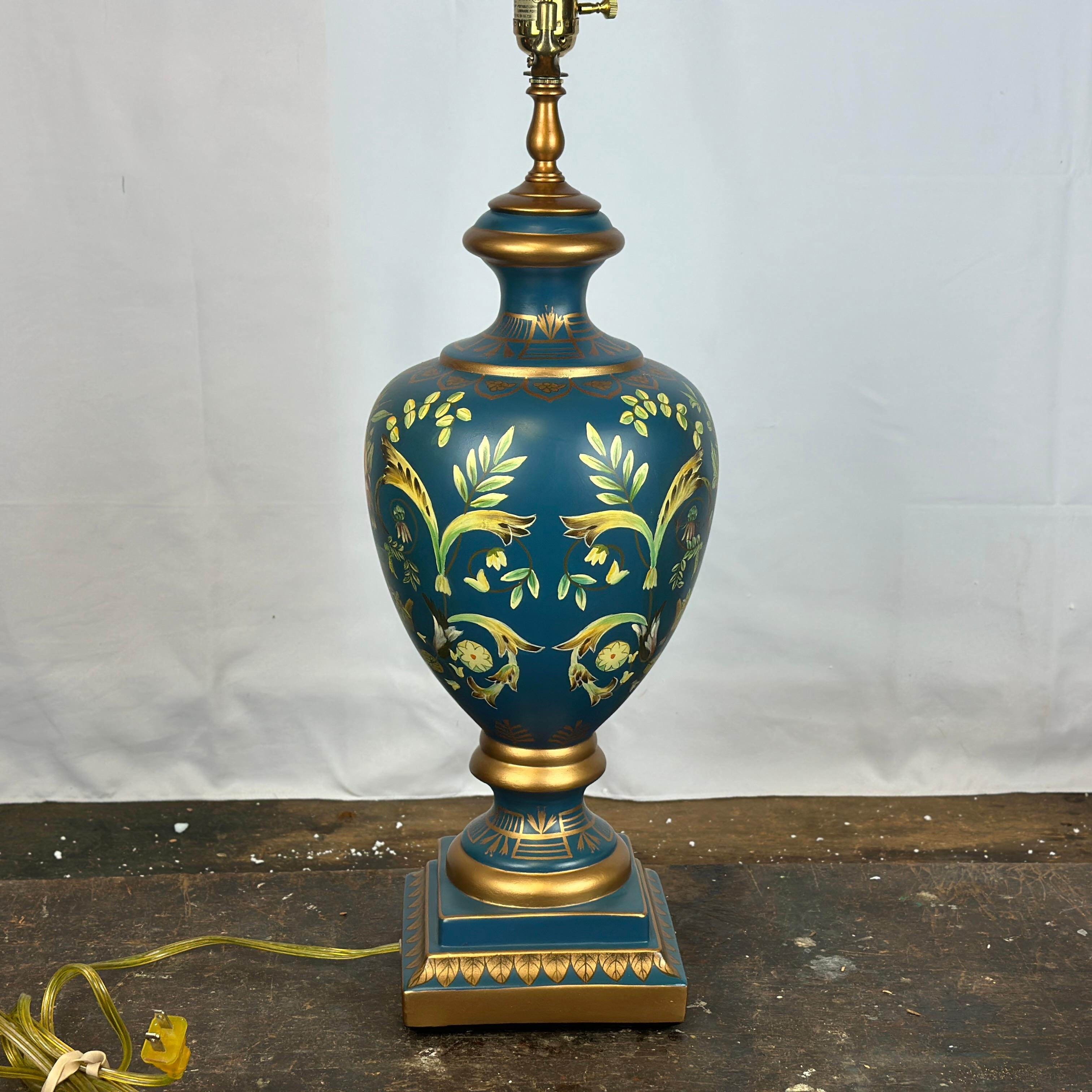 Bradburn Gallery Lámpara de Sobremesa Urna Pintada a Mano en Azul Cerúleo y Oro en Bueno estado para la venta en West Chester, PA
