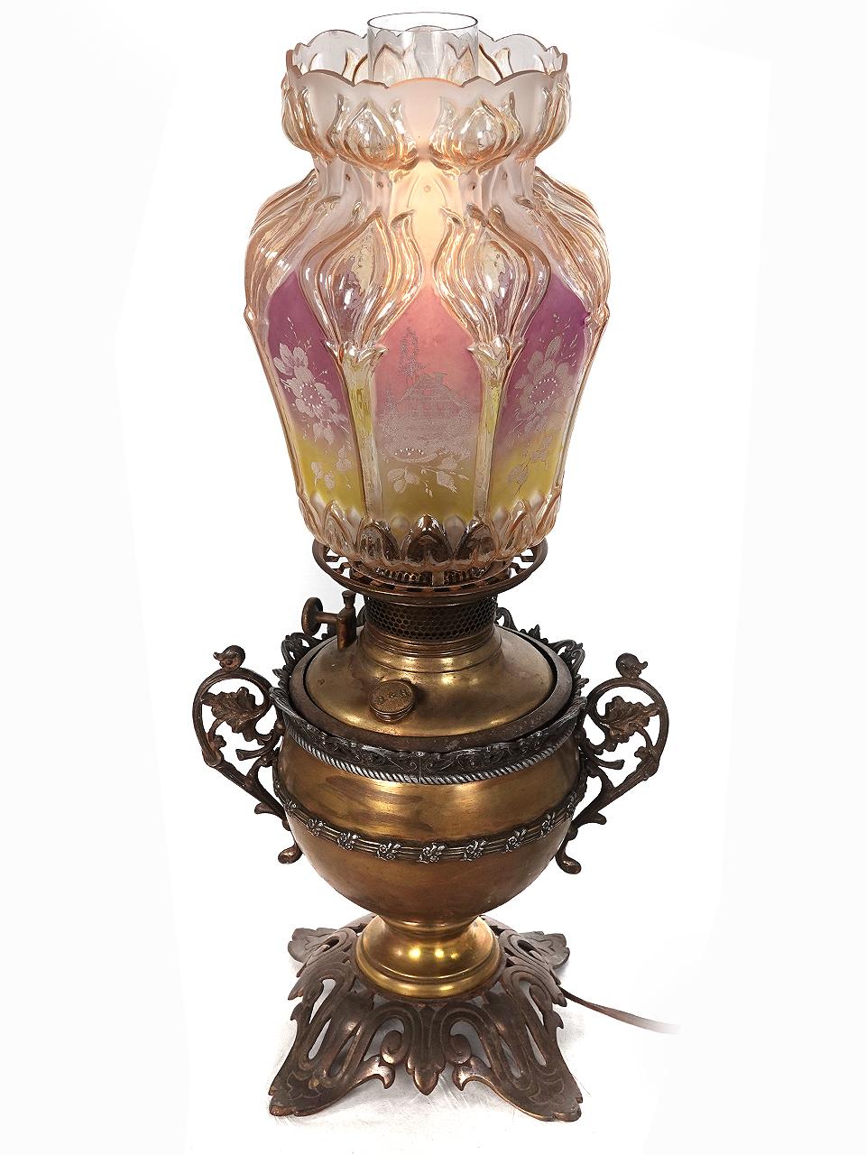 Victorien Lampe à huile Bradley and Hubbard avec incroyable abat-jour en vente