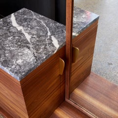 ""Bradley"" Schrank / Spiegelsockel, Nussbaum, Messing Spiegelglas Barschrank