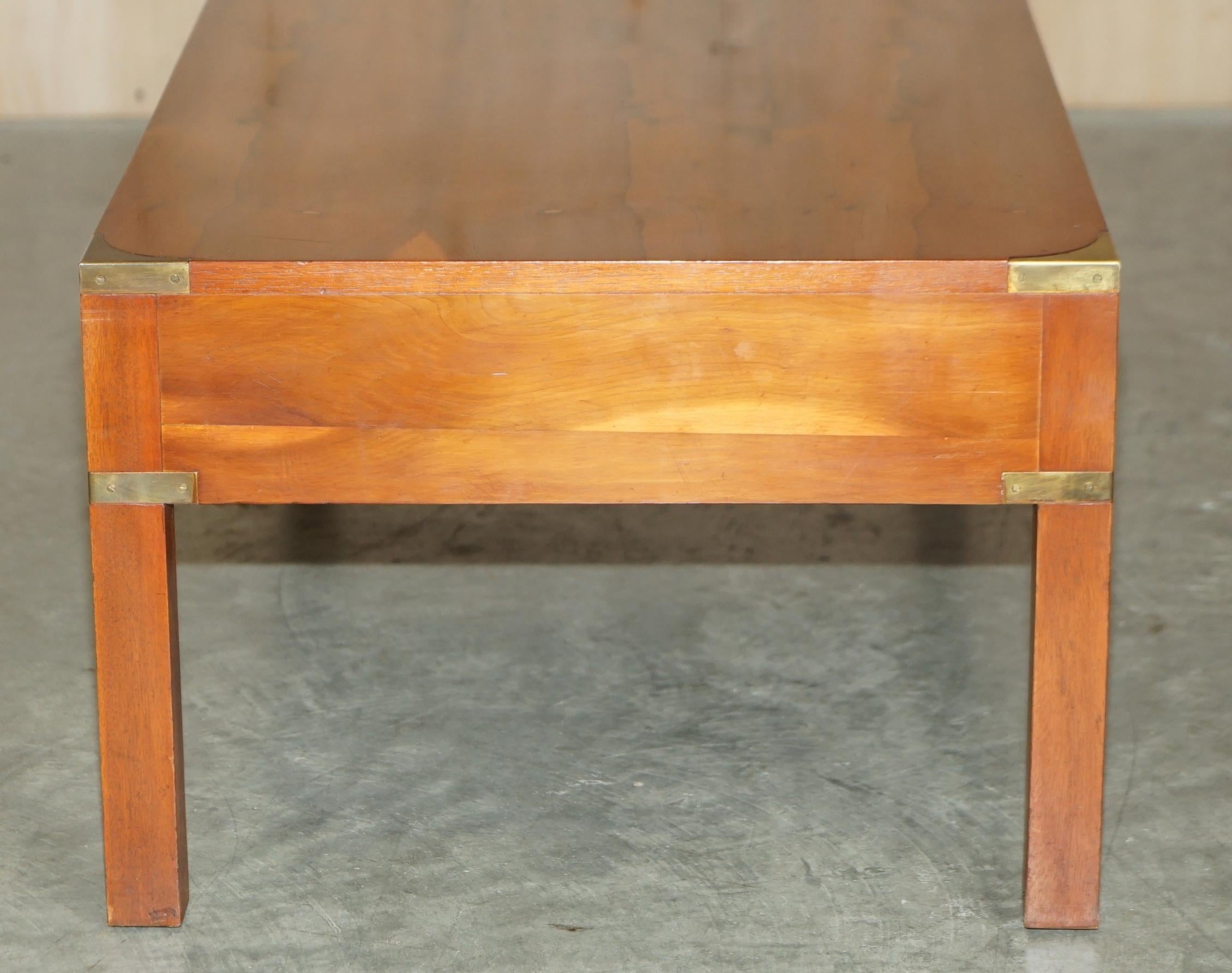 Bradley Furniture table basse de campagne militaire à 3 tiroirs en bois d'if brûlé et laiton en vente 6