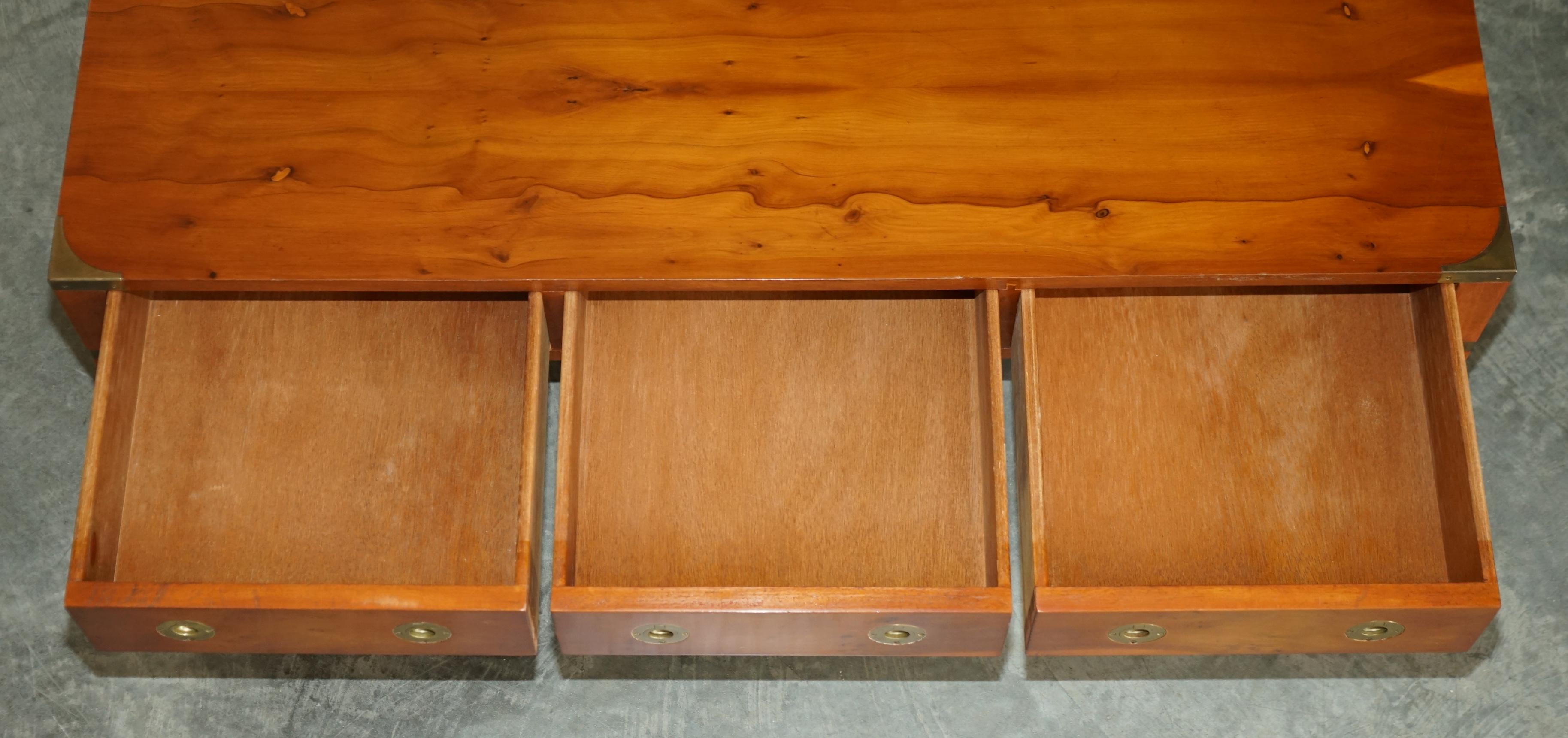 Bradley Furniture table basse de campagne militaire à 3 tiroirs en bois d'if brûlé et laiton en vente 8