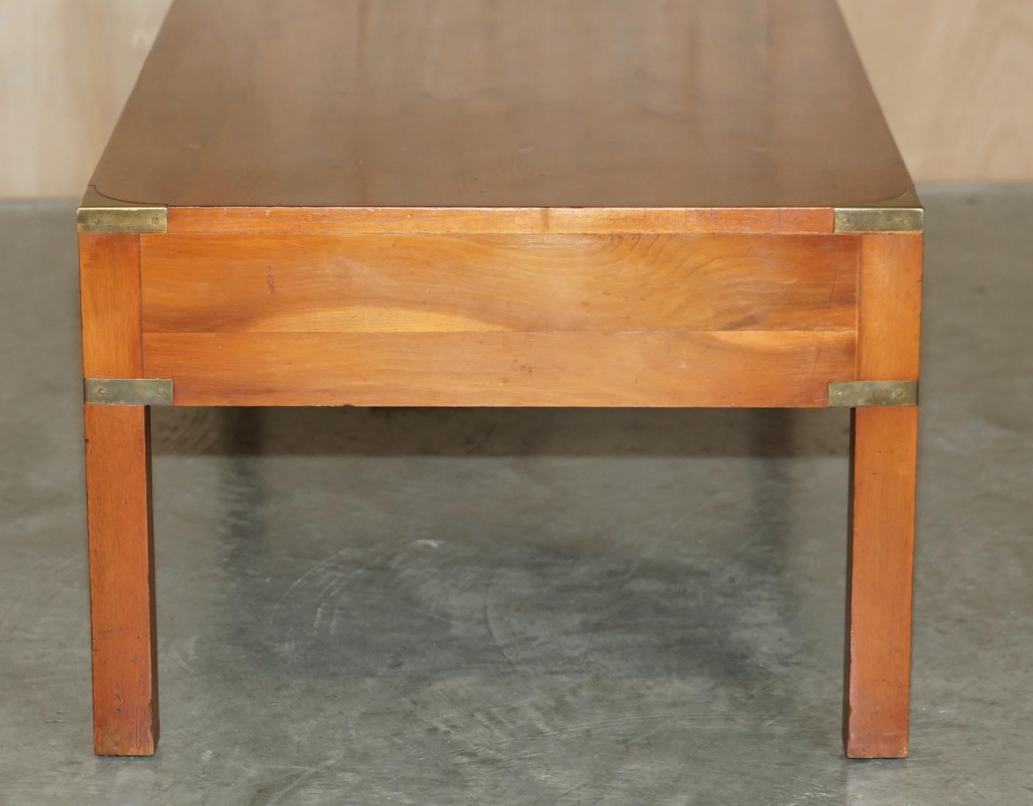 Bradley Furniture table basse de campagne militaire à 3 tiroirs en bois d'if brûlé et laiton en vente 2