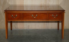 BRADLEY FURNITURE BURR YEW WOOD TABLE À CAFÉ À DEUX Tiroirs + PLATEAUX DE SERVICE BUTLERS