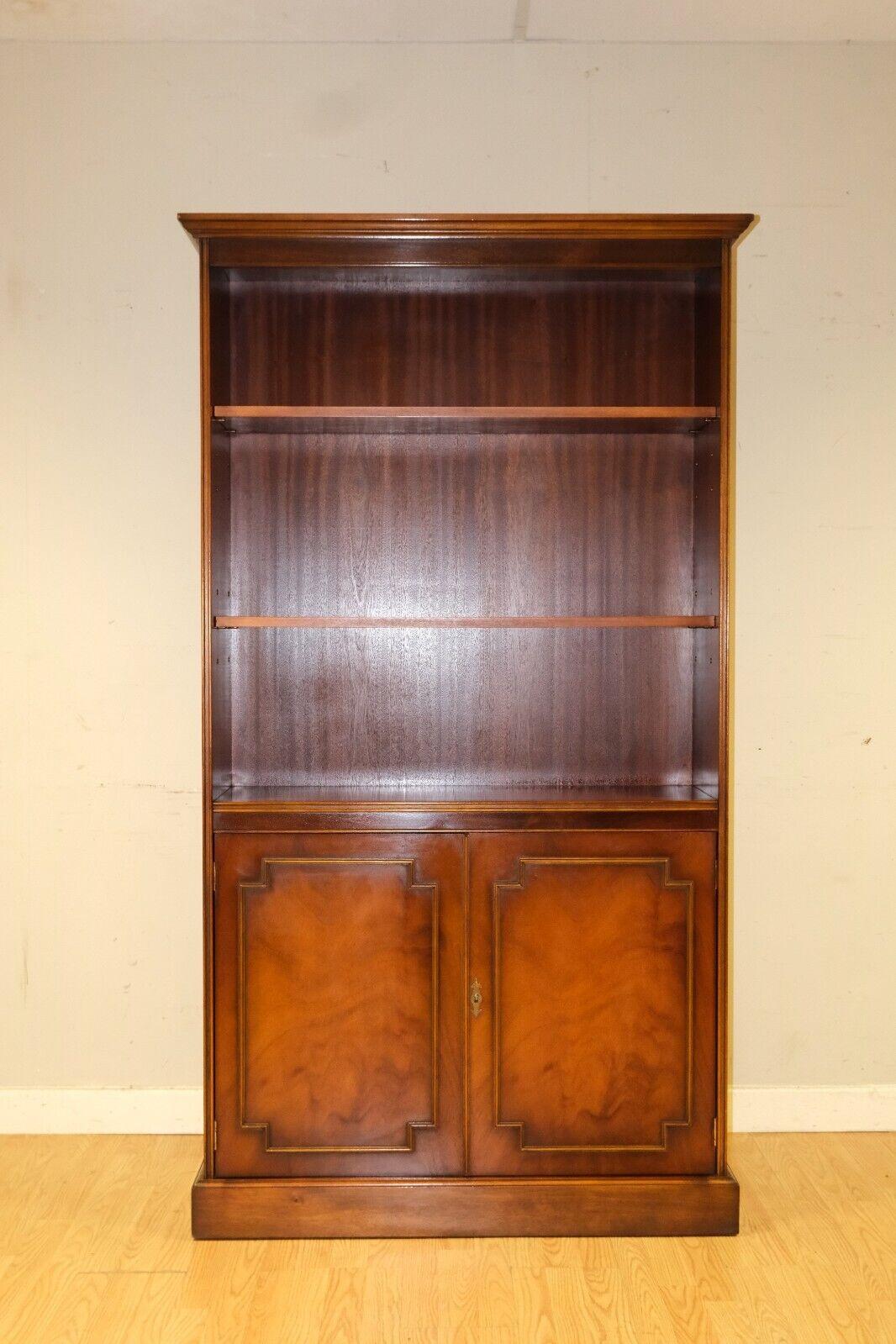 BRADLEY FURNITURE ENGLAND YEW WOOD OPEN LiBRARY BOOKCASE CUPBOARD BASE en vente 11