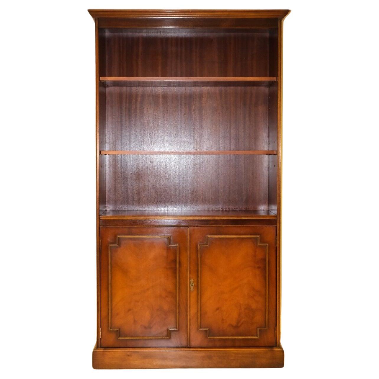 We are delighted to offer for sale this lovely Vintage Bradley Yew wood and Brass open library bookcase cupboard base. 

This good looking and very well made piece present, at the top, a pair of adjustable shelves. The base unit has a shelf that is
