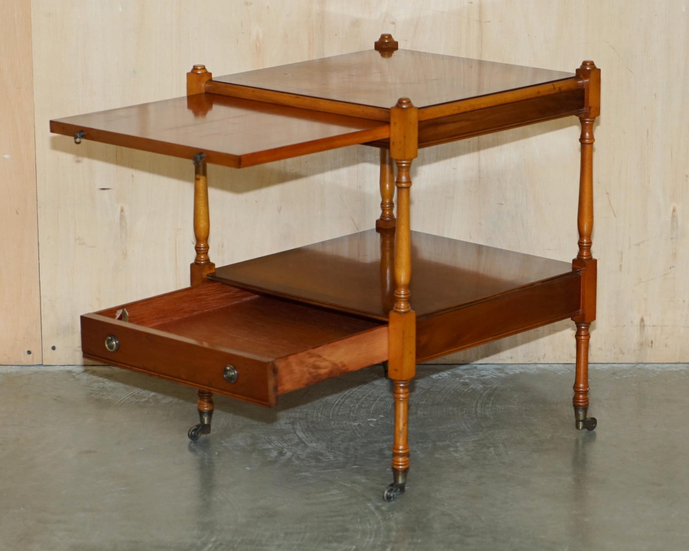 BRADLEY-Möbel, STAMPED FLAMED MAHOGANY SIDE TABLE MIT BUTLERS Serviertablett im Angebot 8